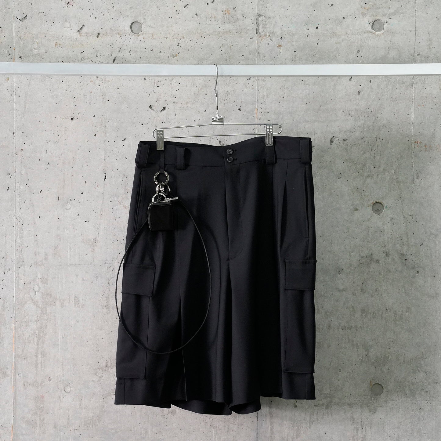 WIDE CARGO SHORTS / BLACK