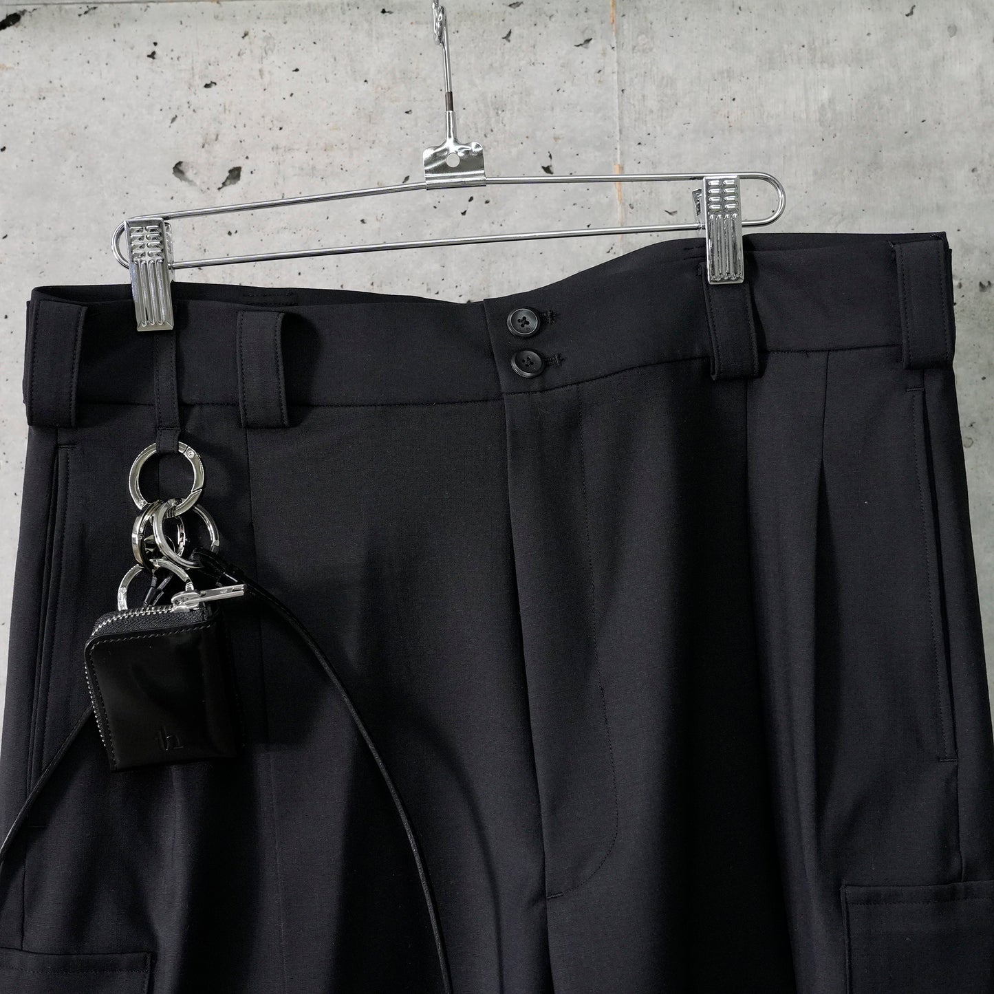 WIDE CARGO SHORTS / BLACK