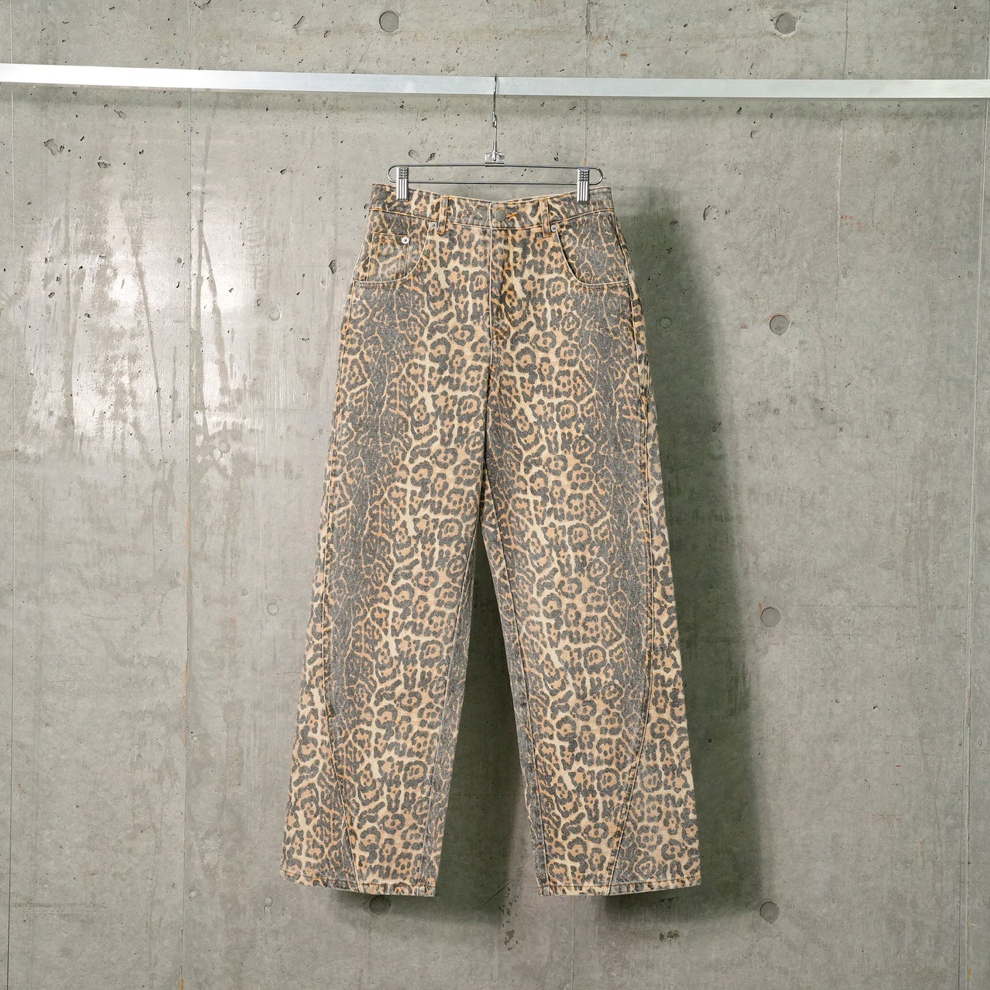 LEOPARD PRINTING PANELED LOOSE JEANS / LEOPARD