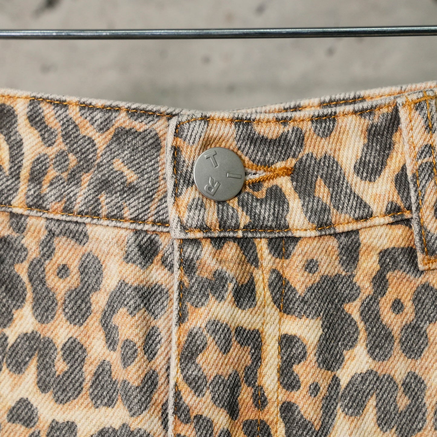 LEOPARD PRINTING PANELED LOOSE JEANS / LEOPARD