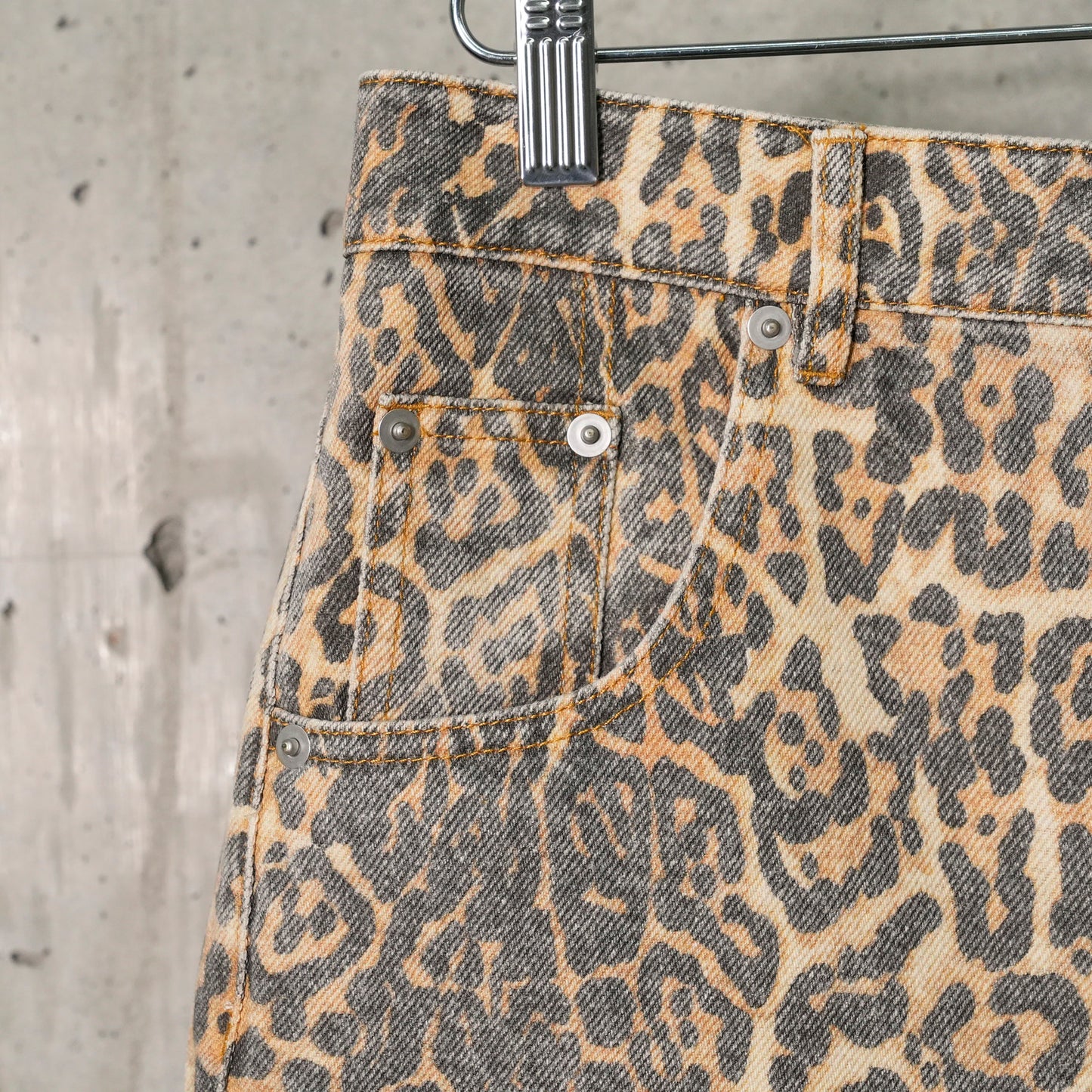 LEOPARD PRINTING PANELED LOOSE JEANS / LEOPARD