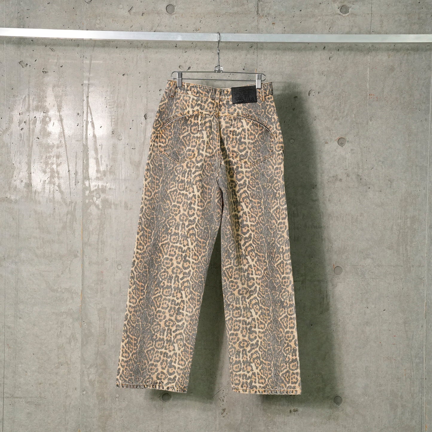 LEOPARD PRINTING PANELED LOOSE JEANS / LEOPARD