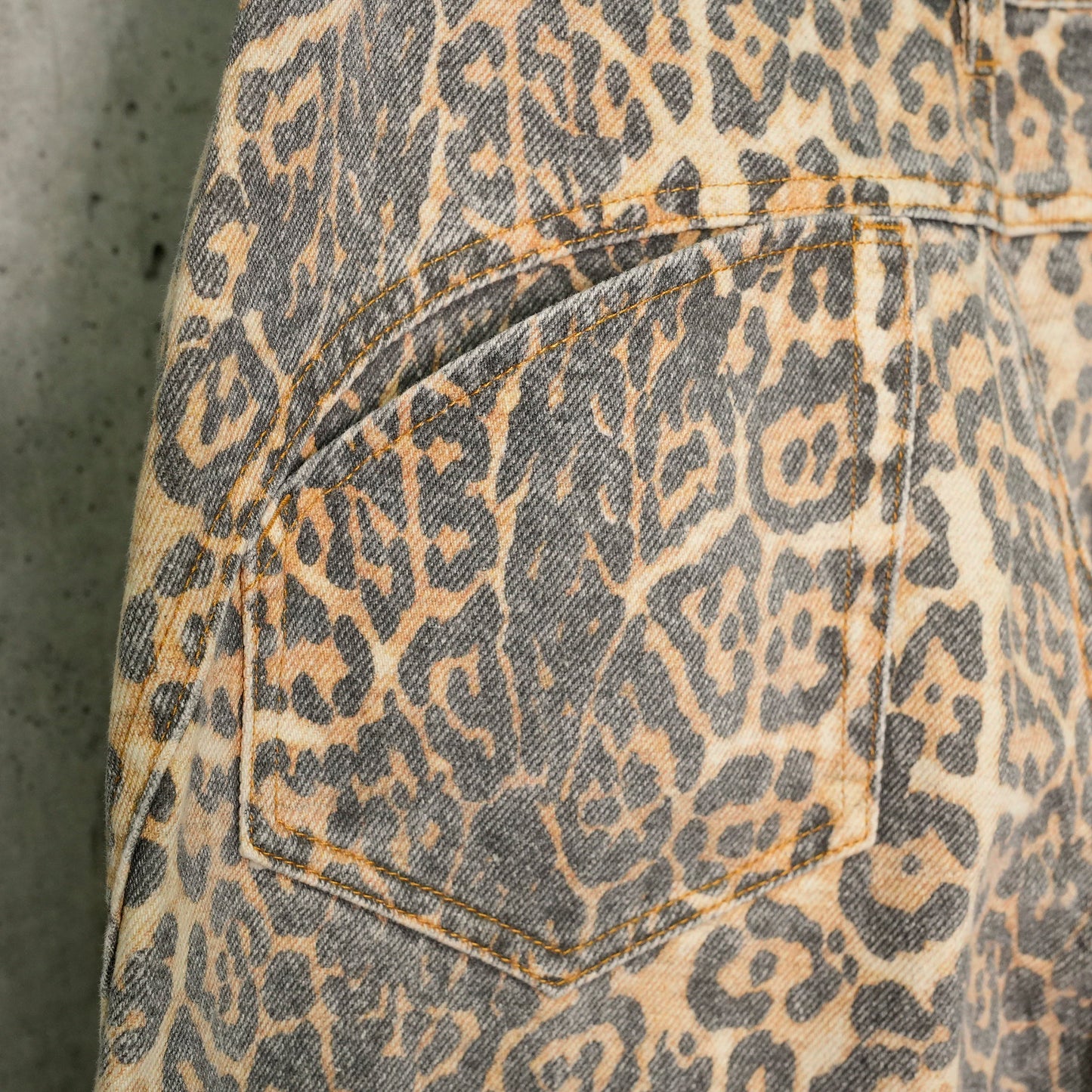 LEOPARD PRINTING PANELED LOOSE JEANS / LEOPARD