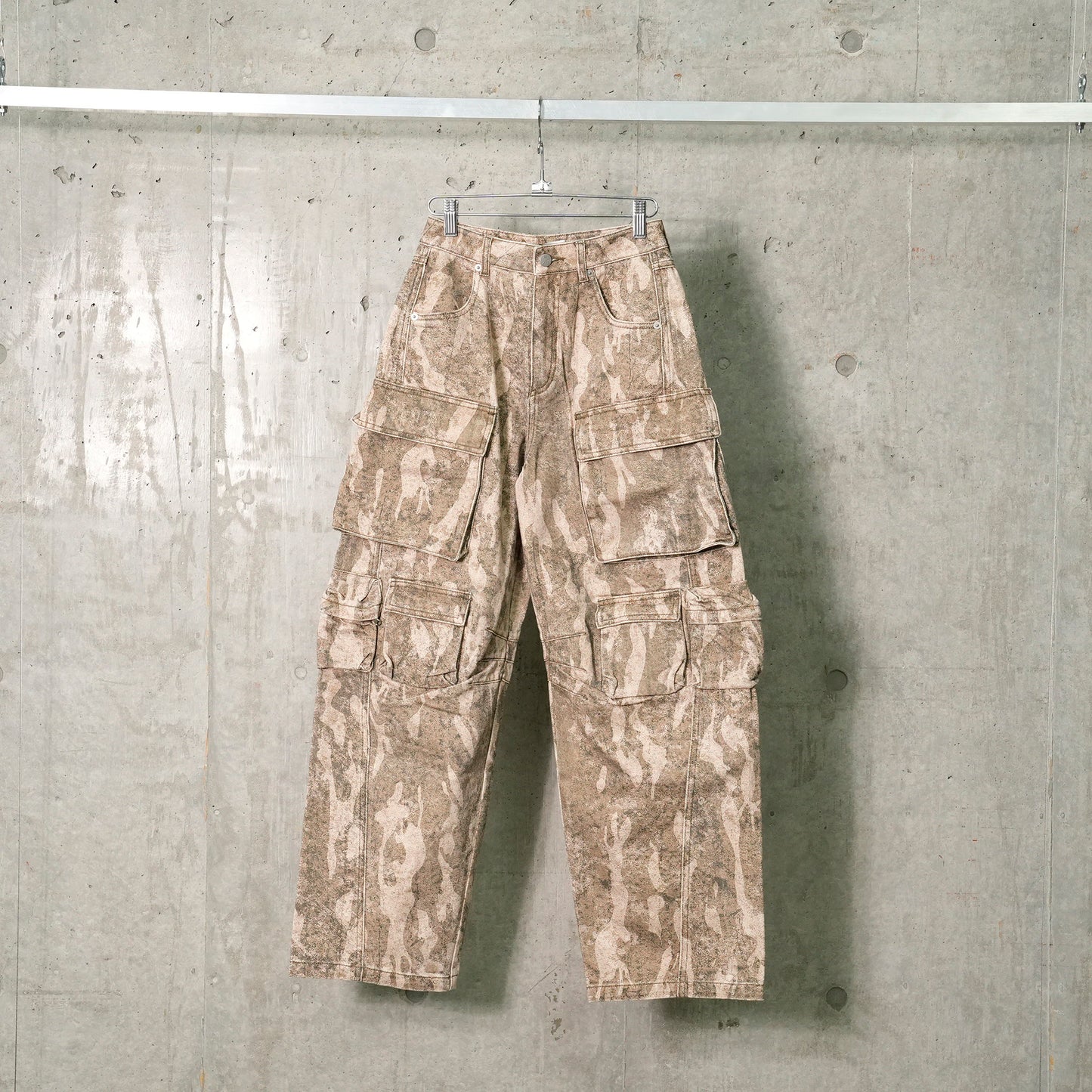 CAMOUFLAGE PATTERN PANELED CARGO JEANS / CAMOUFLAGE