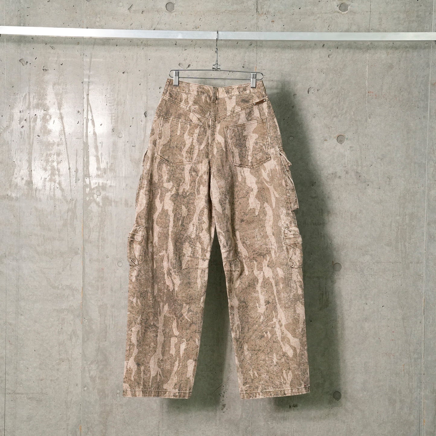 CAMOUFLAGE PATTERN PANELED CARGO JEANS / CAMOUFLAGE