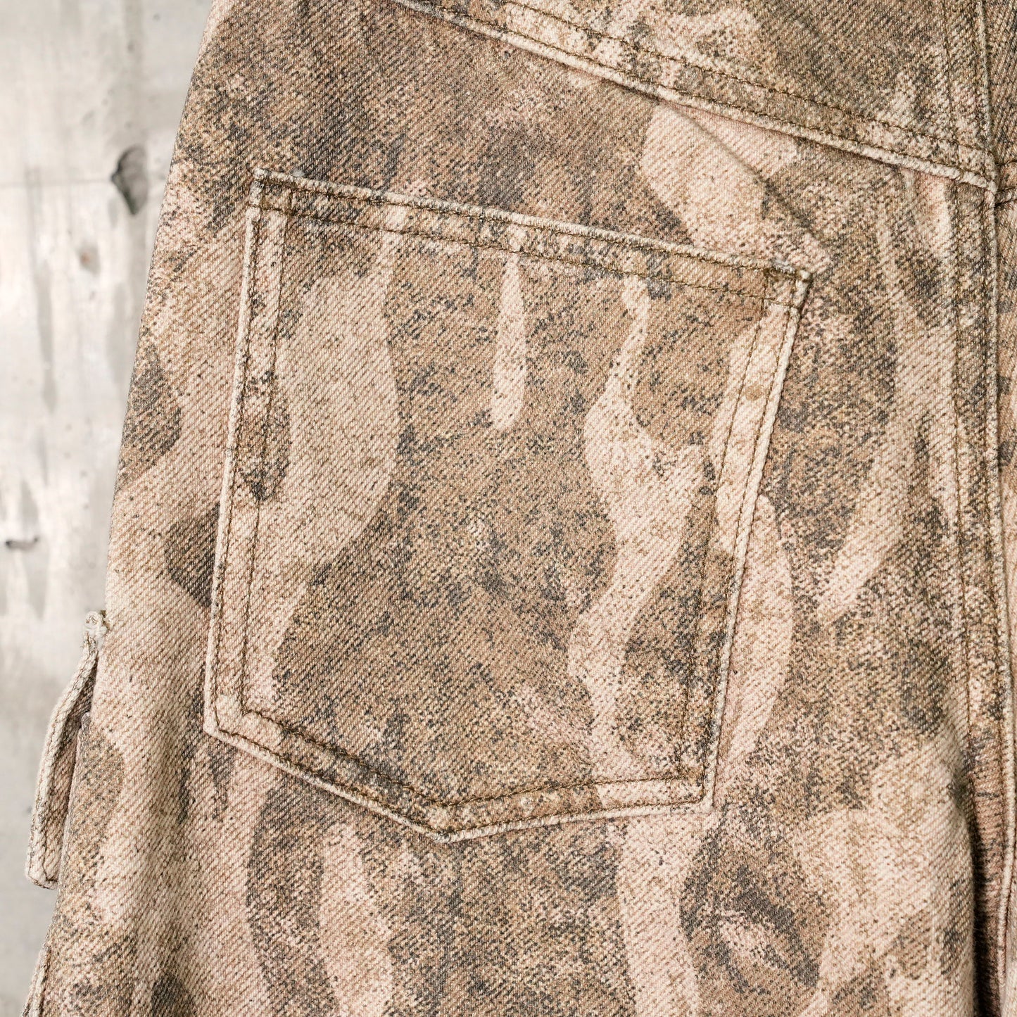 CAMOUFLAGE PATTERN PANELED CARGO JEANS / CAMOUFLAGE