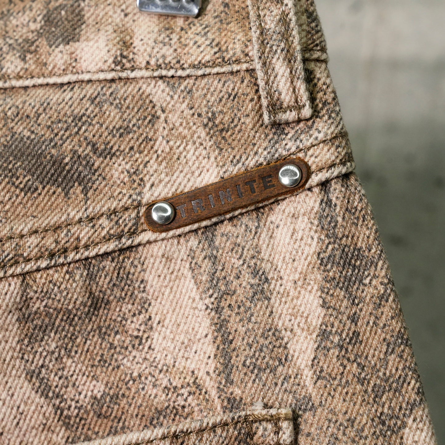 CAMOUFLAGE PATTERN PANELED CARGO JEANS / CAMOUFLAGE