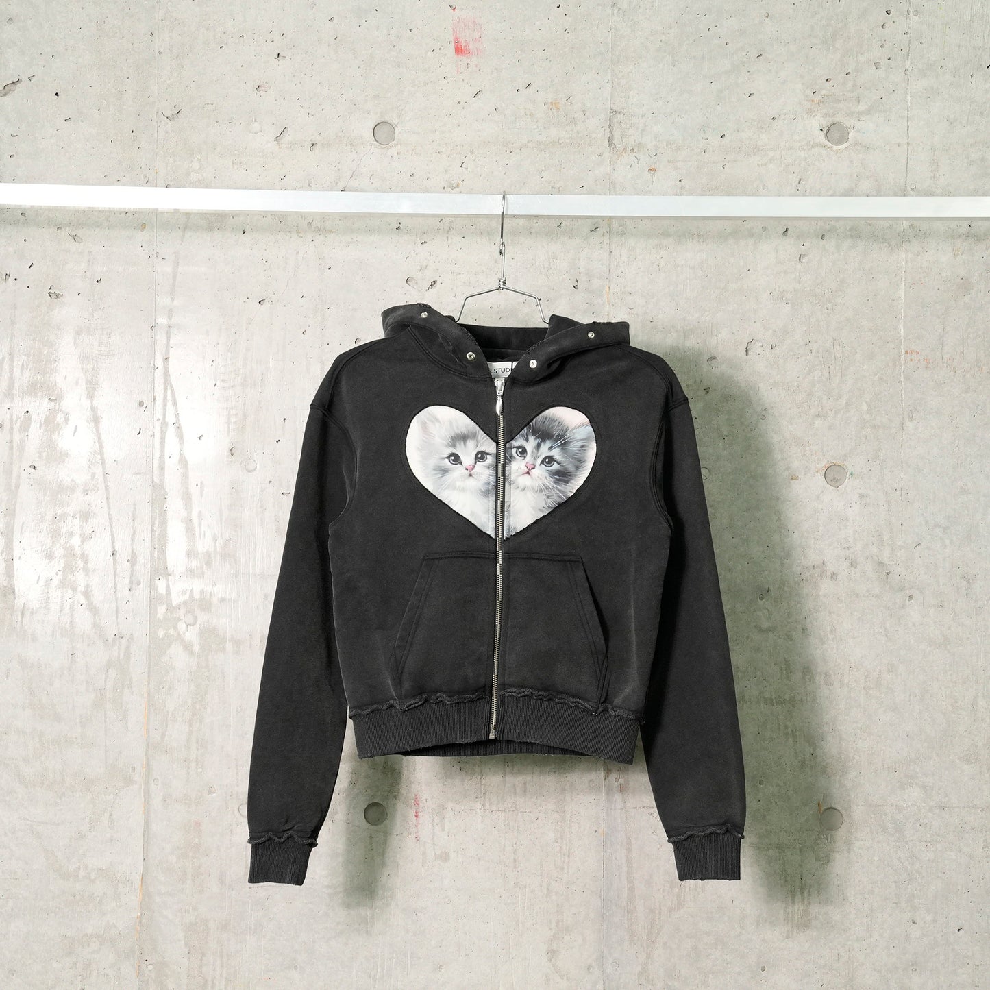 BLACK HEART CUT-OUT & VINTAGE CAT PANELED ZIPPED HOODIE / BLACK