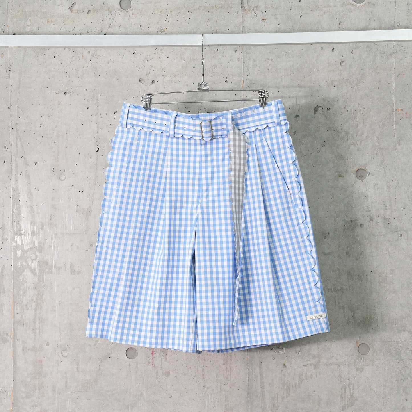 SPEECH BUBBLES BELTED SHORT TROUSERS / SAXE BLUE AND GRAY GINGHAM