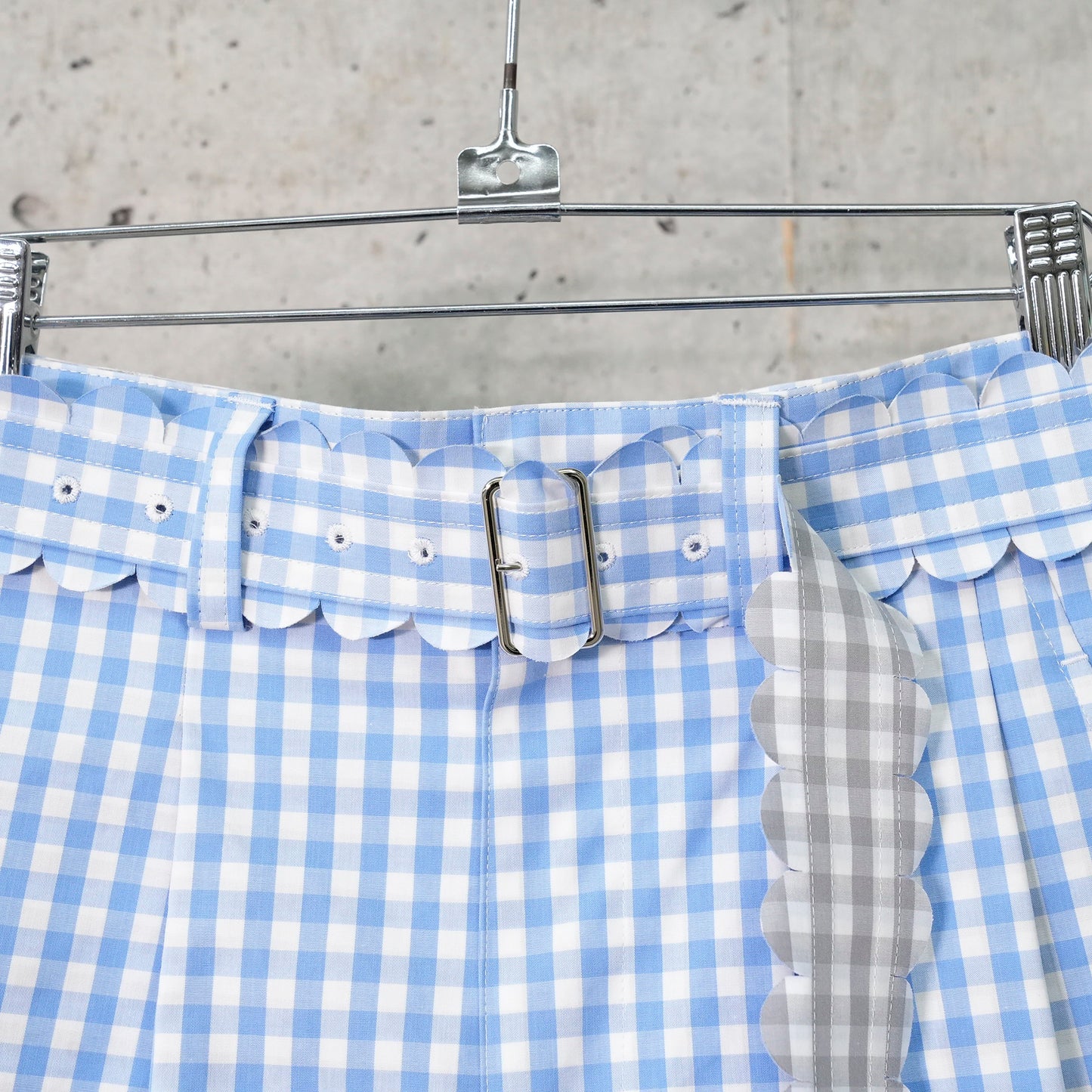 SPEECH BUBBLES BELTED SHORT TROUSERS / SAXE BLUE AND GRAY GINGHAM