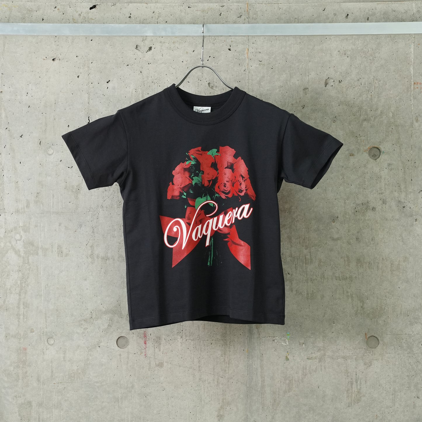 WOMEN ROSE BOUQUET T SHIRT WOVEN / FADED BLACK