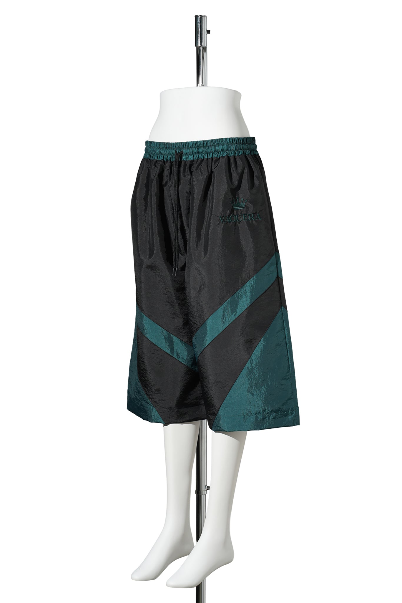 WOMEN WINDBREAKER SHORTS WOVEN / BLACK GREEN