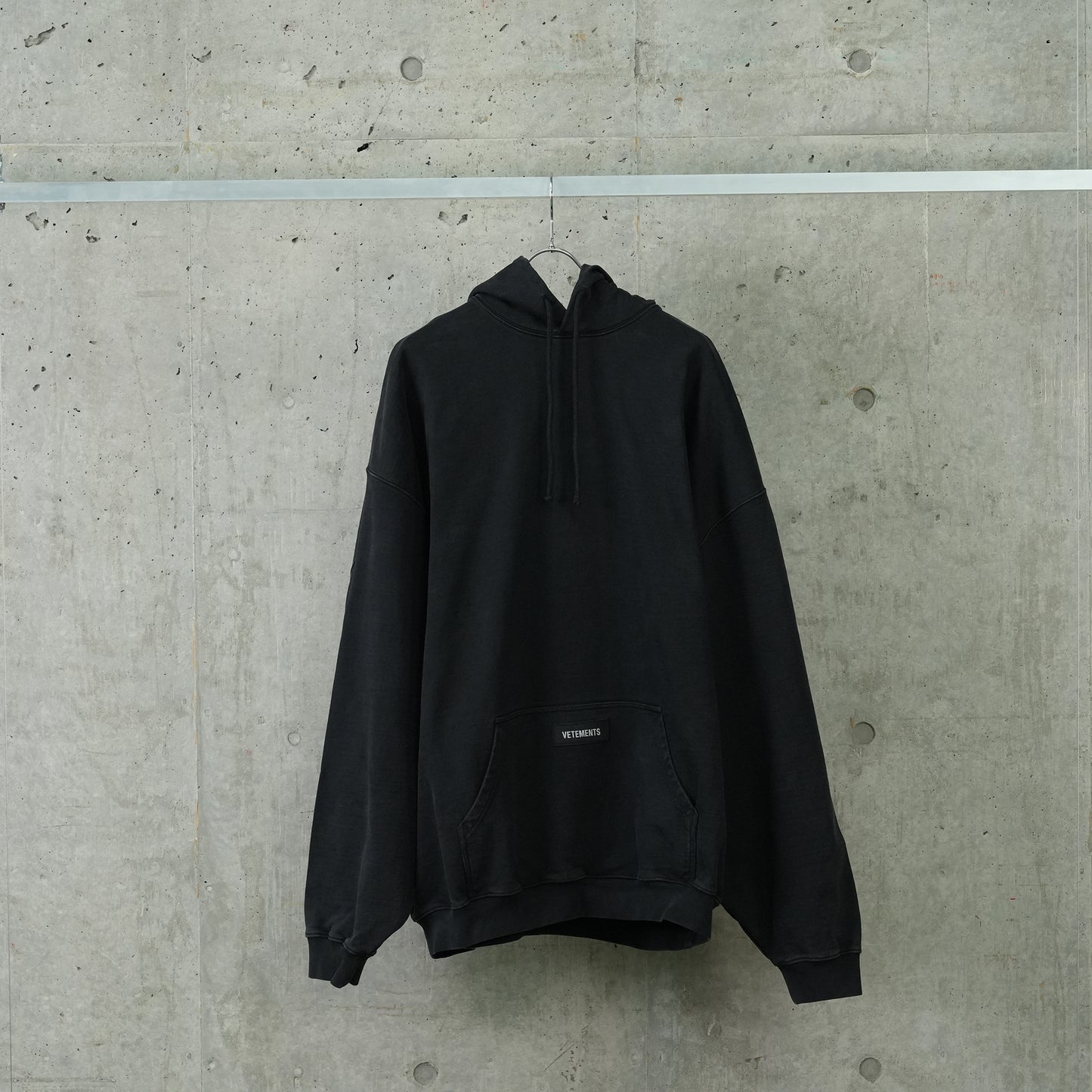 WOVEN LABEL LOGO HOODIE / BLACK