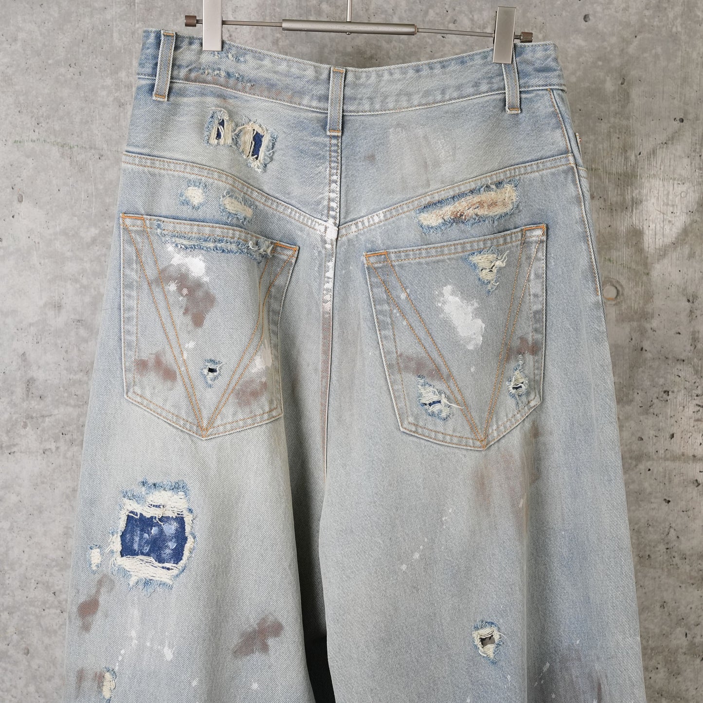 TRASHED BIG SHAPE JEANS / DISTRESSED