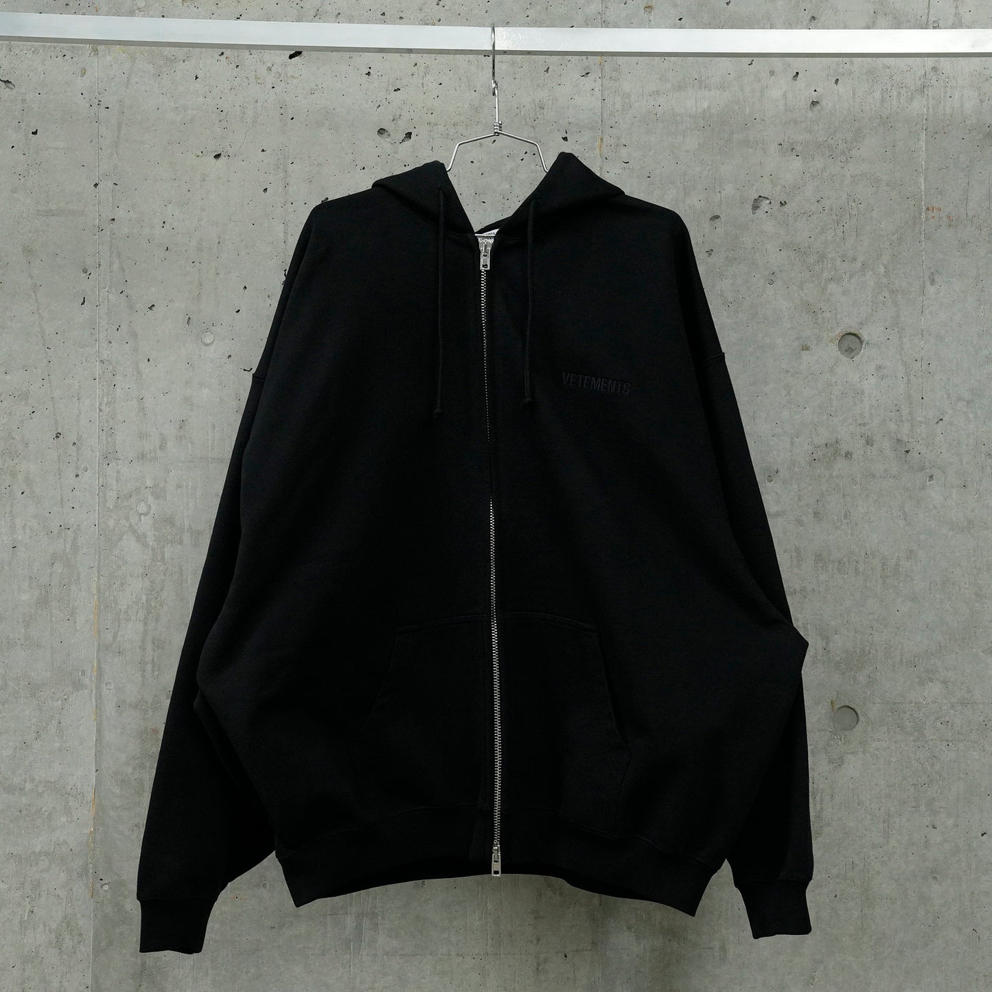 EMBROIDERED LOGO OVERSIZED ZIP-UP HOODIE / BLACK