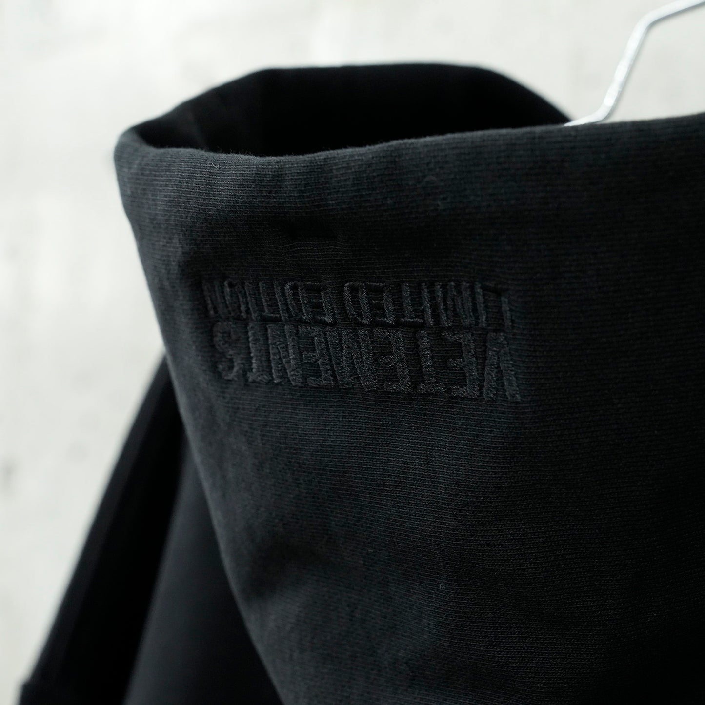 EMBROIDERED LOGO OVERSIZED ZIP-UP HOODIE / BLACK