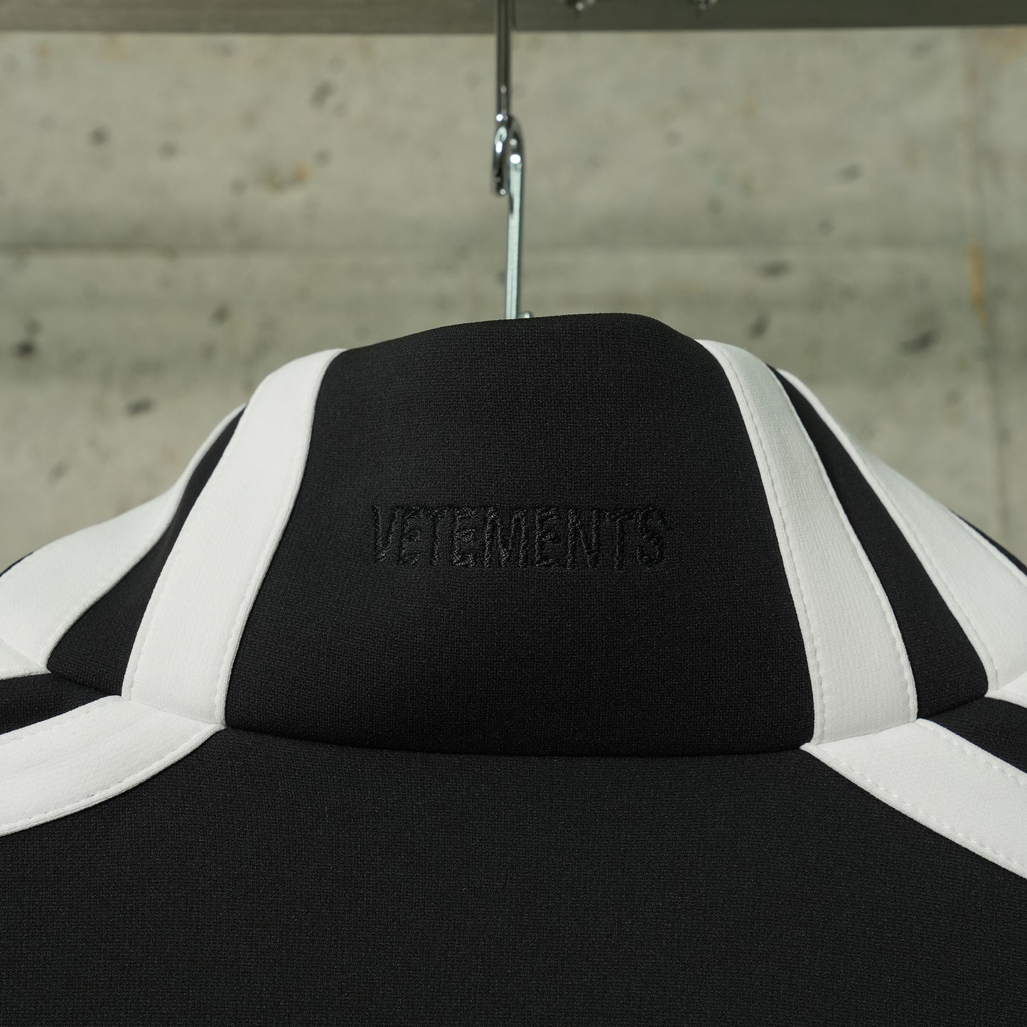 OVAL LOGO GYM JACKET / BLACK