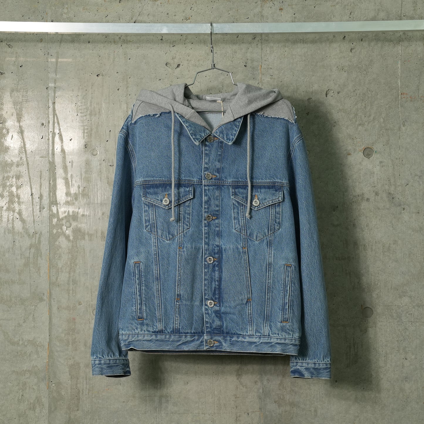 DECONSTRUCTED HOODED DENIM JACKET / MID BLUE