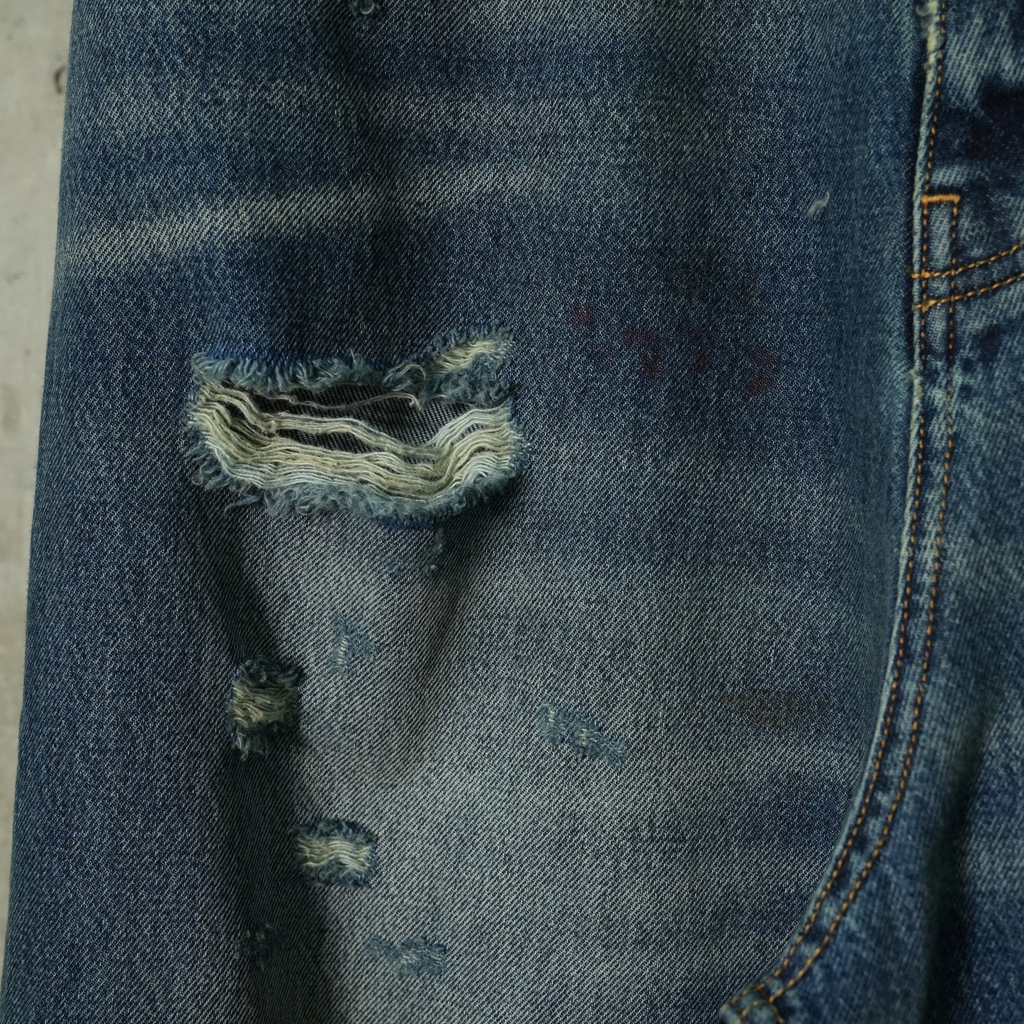 DISTRESSED BAGGY JEANS / MID BLUE