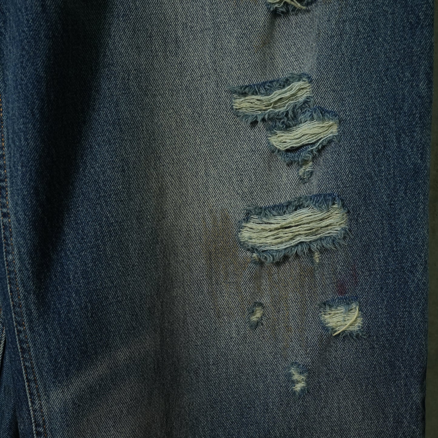 DISTRESSED BAGGY JEANS / MID BLUE