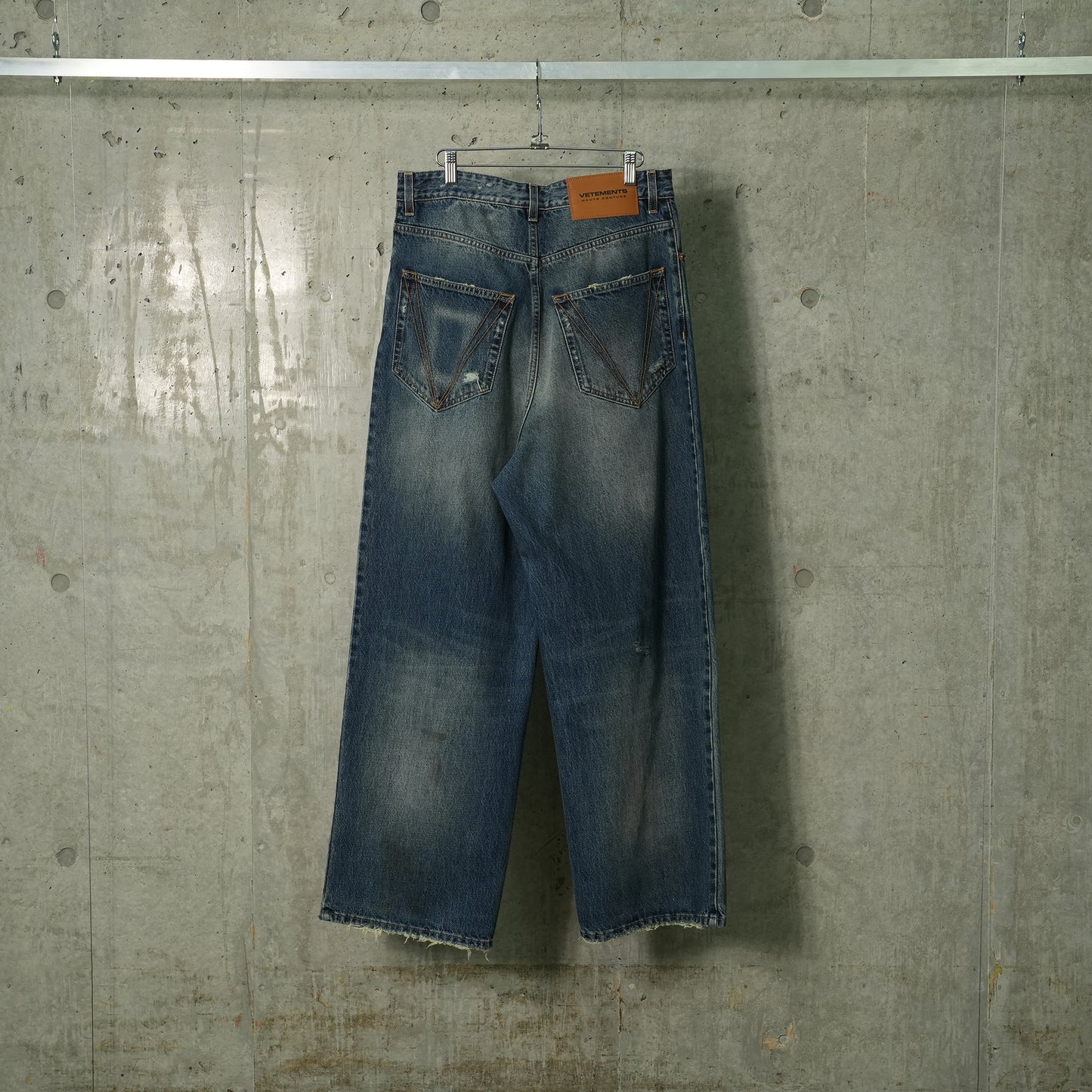 DISTRESSED BAGGY JEANS / MID BLUE