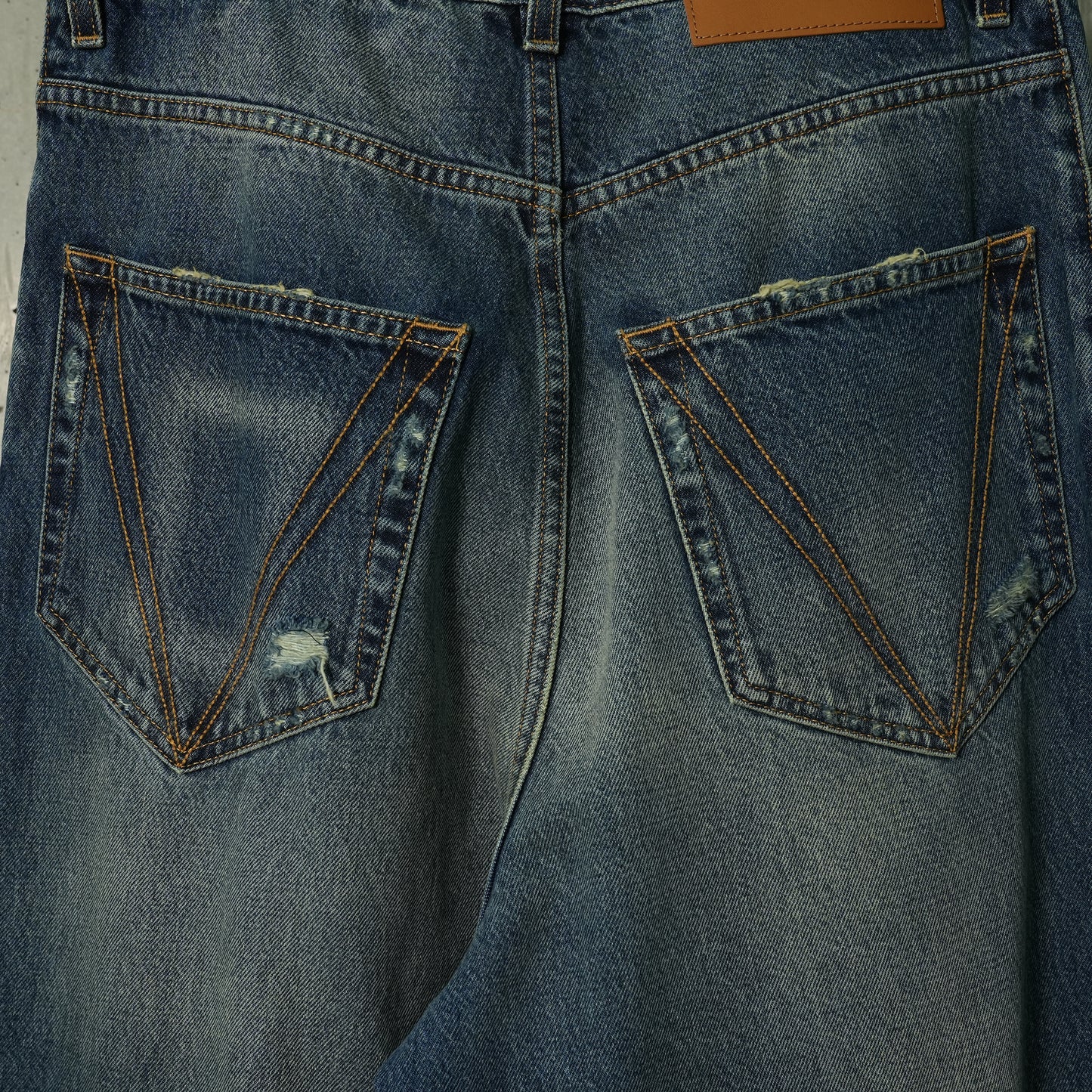 DISTRESSED BAGGY JEANS / MID BLUE