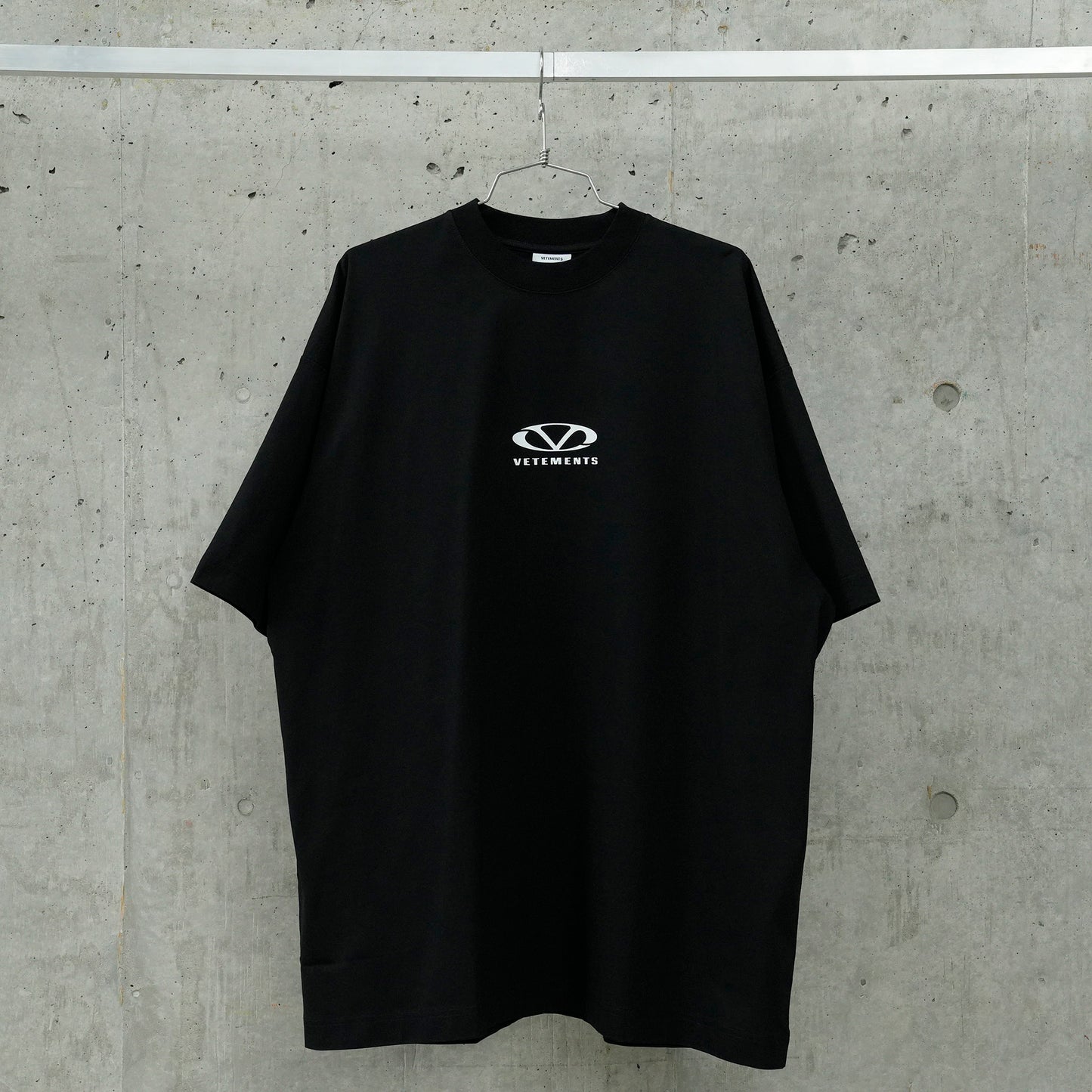 OVAL LOGO OVERSIZED T-SHIRT / BLACK/WHITE