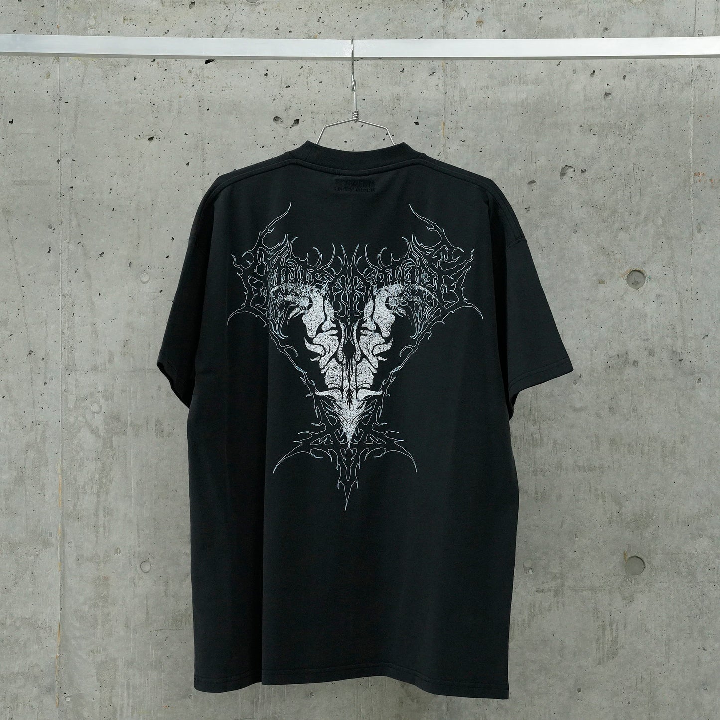 BONE V REGULAR T-SHIRT / BLACK