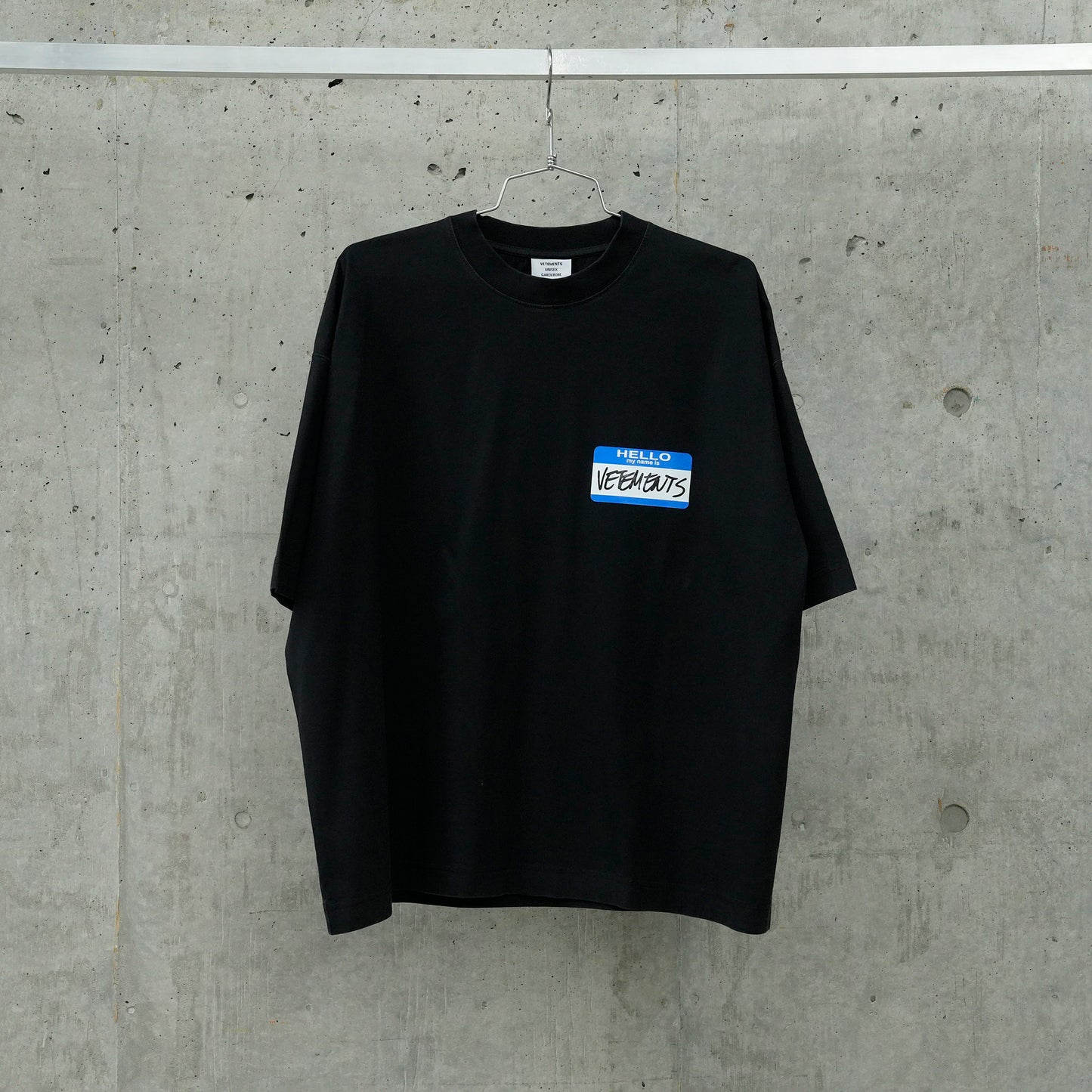 MY NAME STICKER CROPPED BOXY T-SHIRT / BLACK