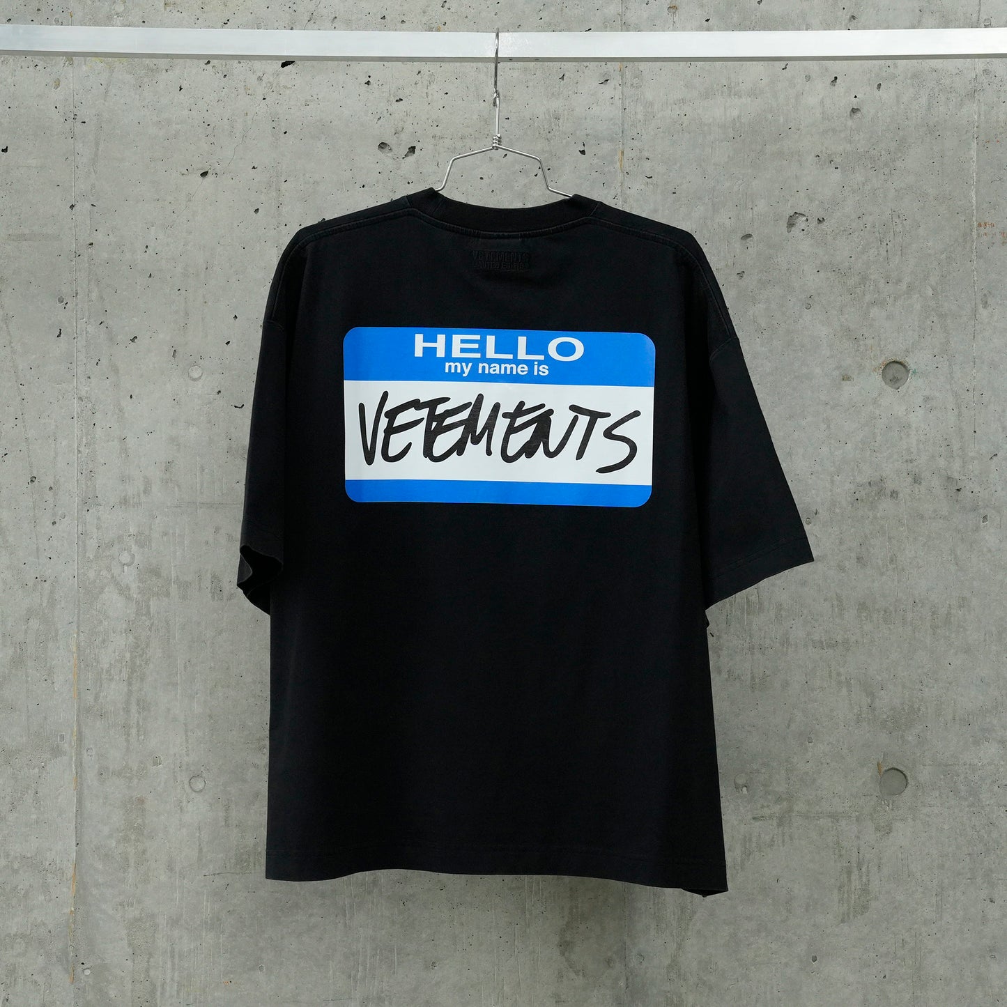 MY NAME STICKER CROPPED BOXY T-SHIRT / BLACK