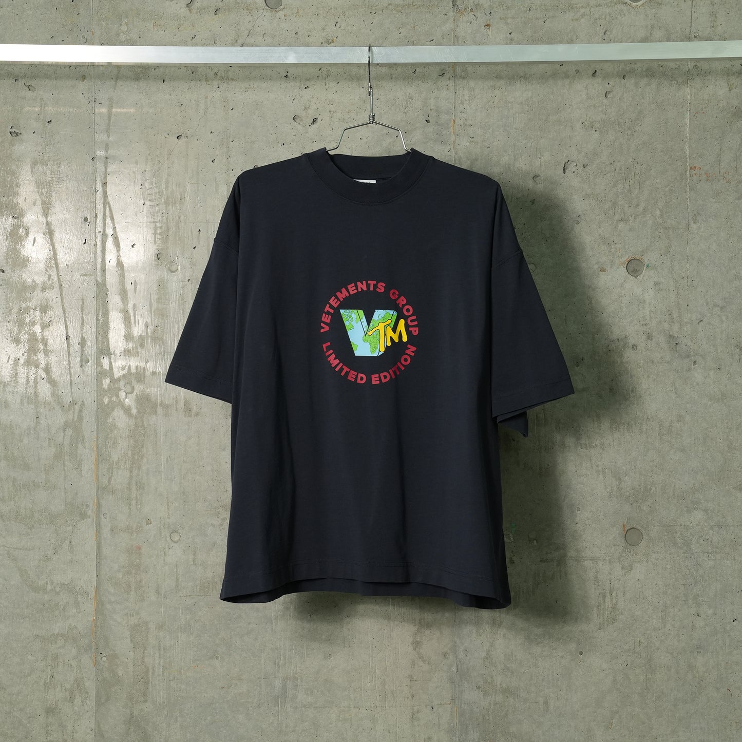 VTM WORLD CROPPED BOXY T-SHIRT / NAVY