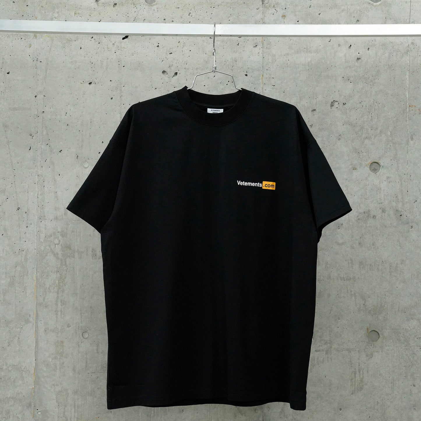 VETEMENTS.COM REGULAR T-SHIRT / BLACK