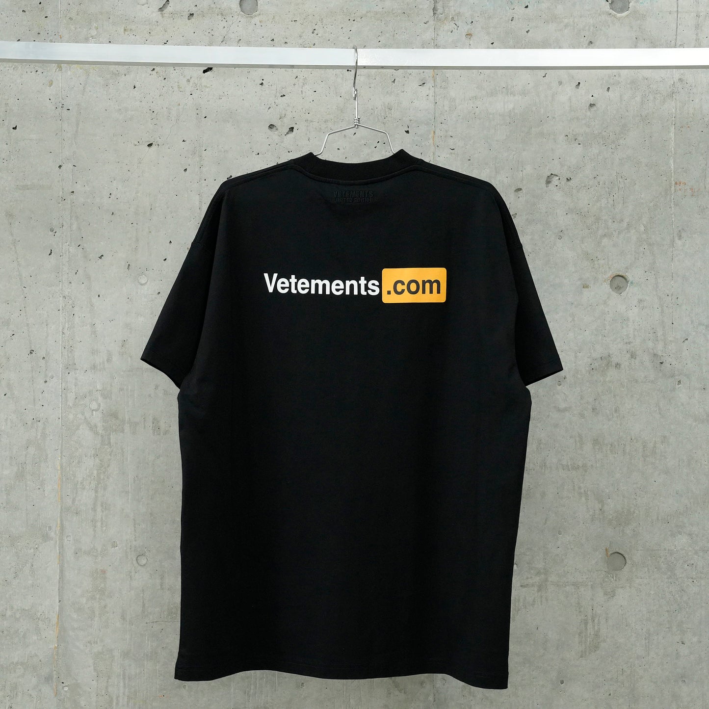 VETEMENTS.COM REGULAR T-SHIRT / BLACK