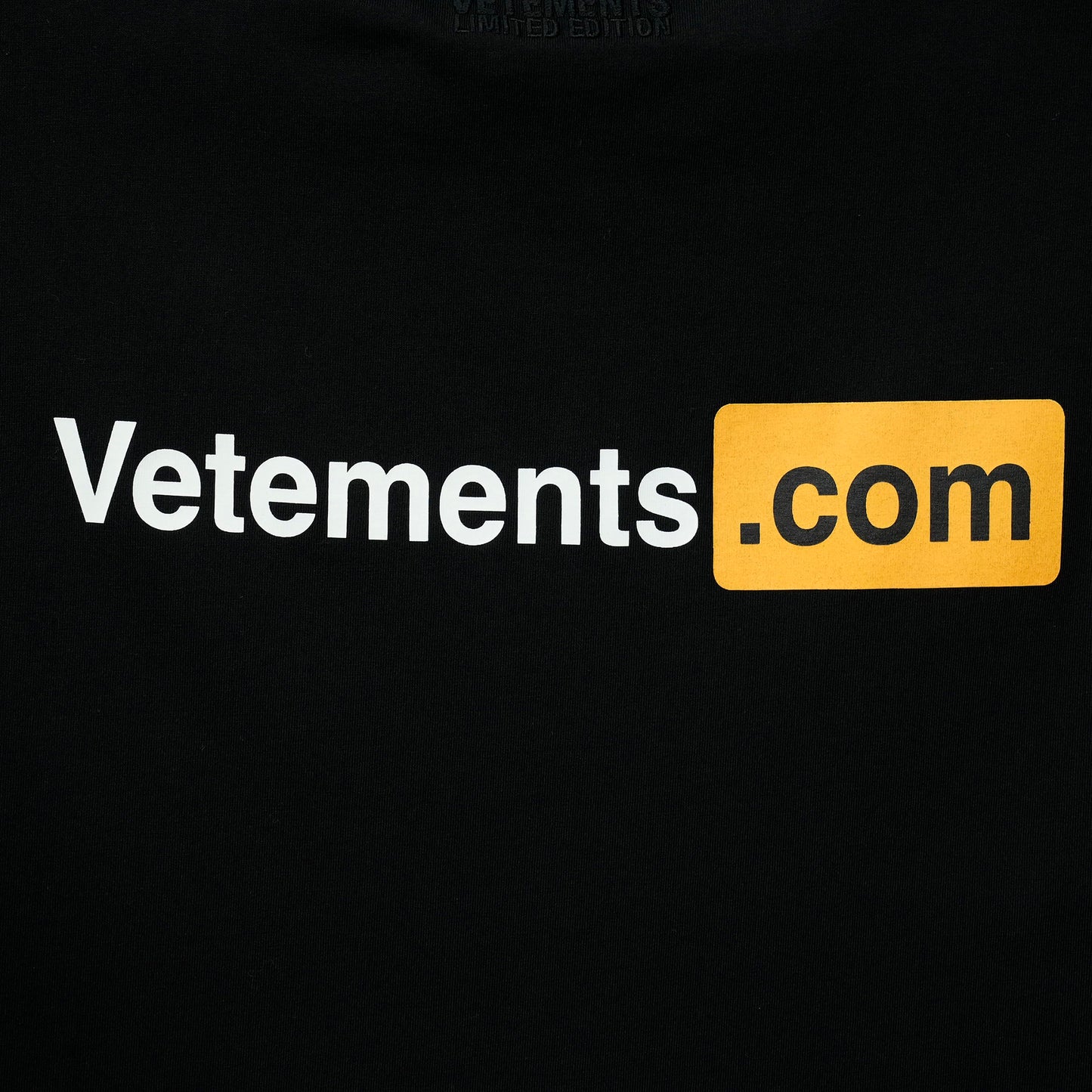 VETEMENTS.COM REGULAR T-SHIRT / BLACK