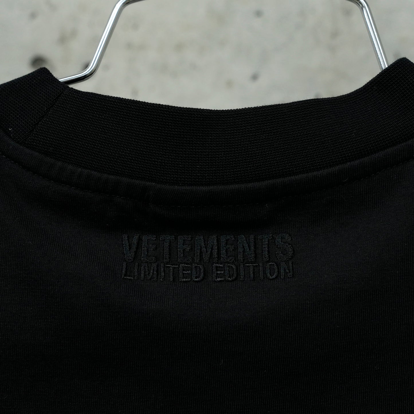 VETEMENTS.COM REGULAR T-SHIRT / BLACK