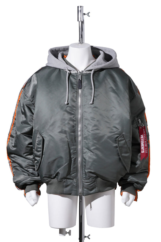 BOMBER WITH ATTACHED HOOD / GREEN