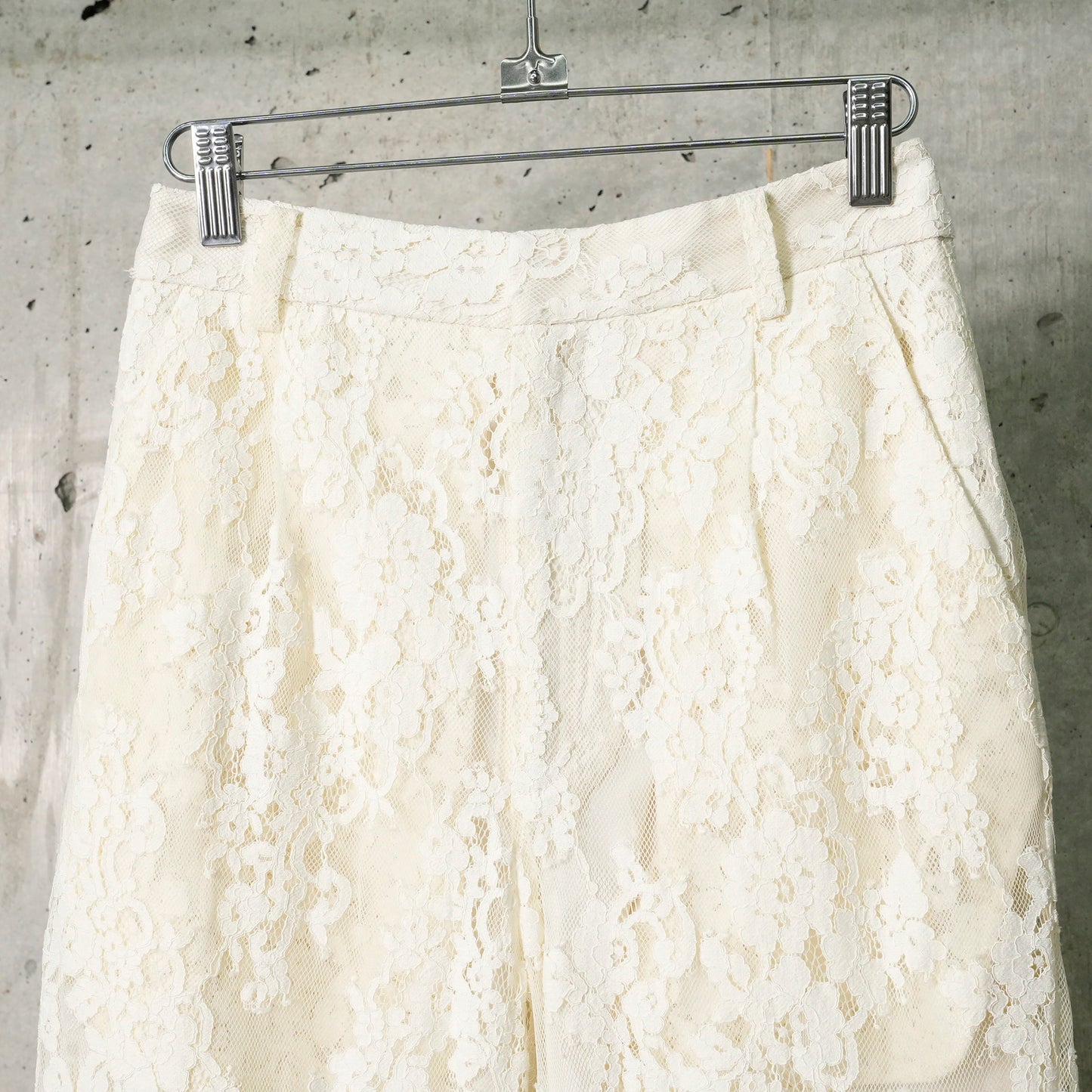 RUFFLE LACE TROUSERS / OFF WHITE