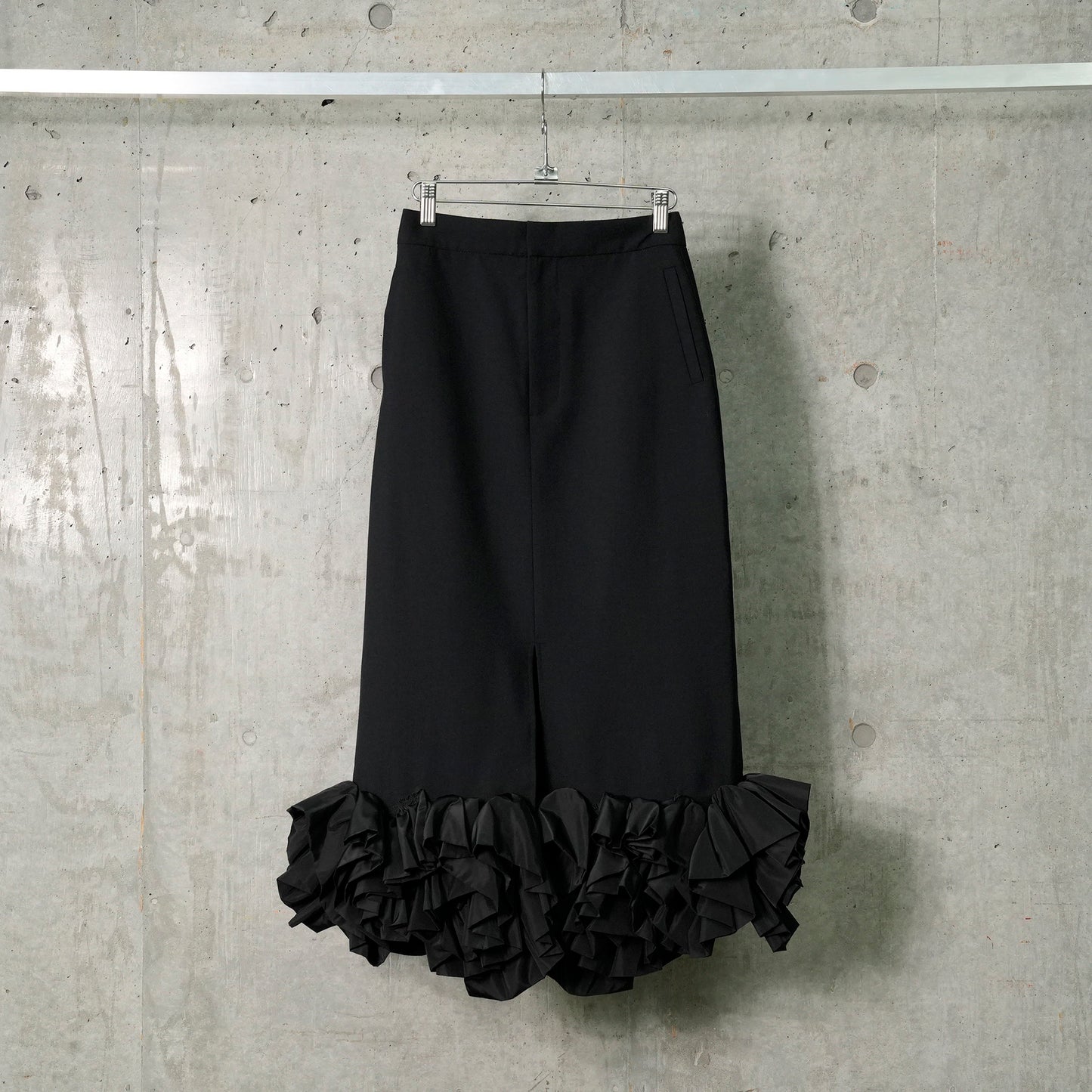 FLOWER HEM MIDI SKIRT / BLACK