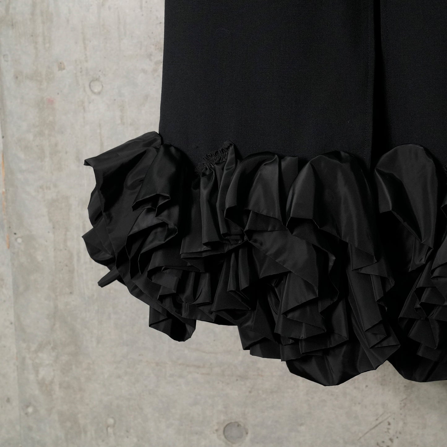 FLOWER HEM MIDI SKIRT / BLACK