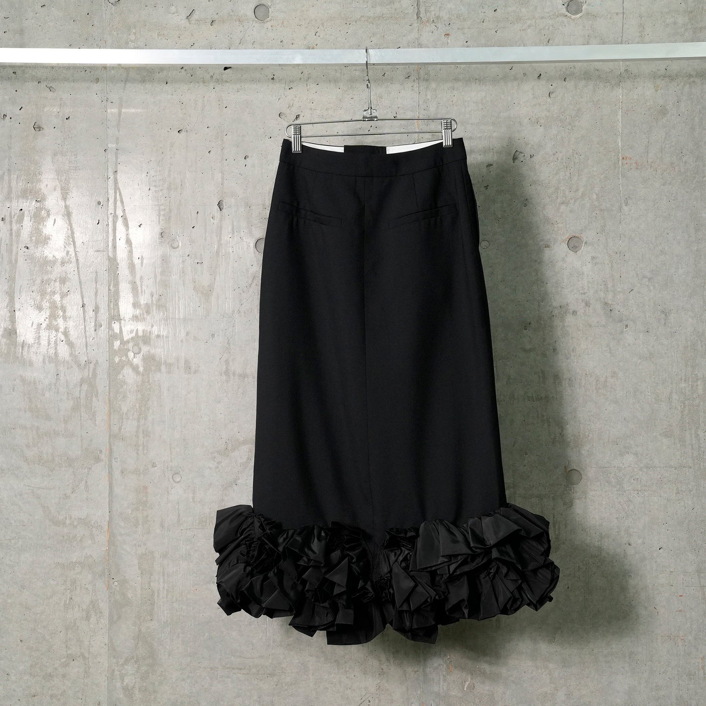 FLOWER HEM MIDI SKIRT / BLACK