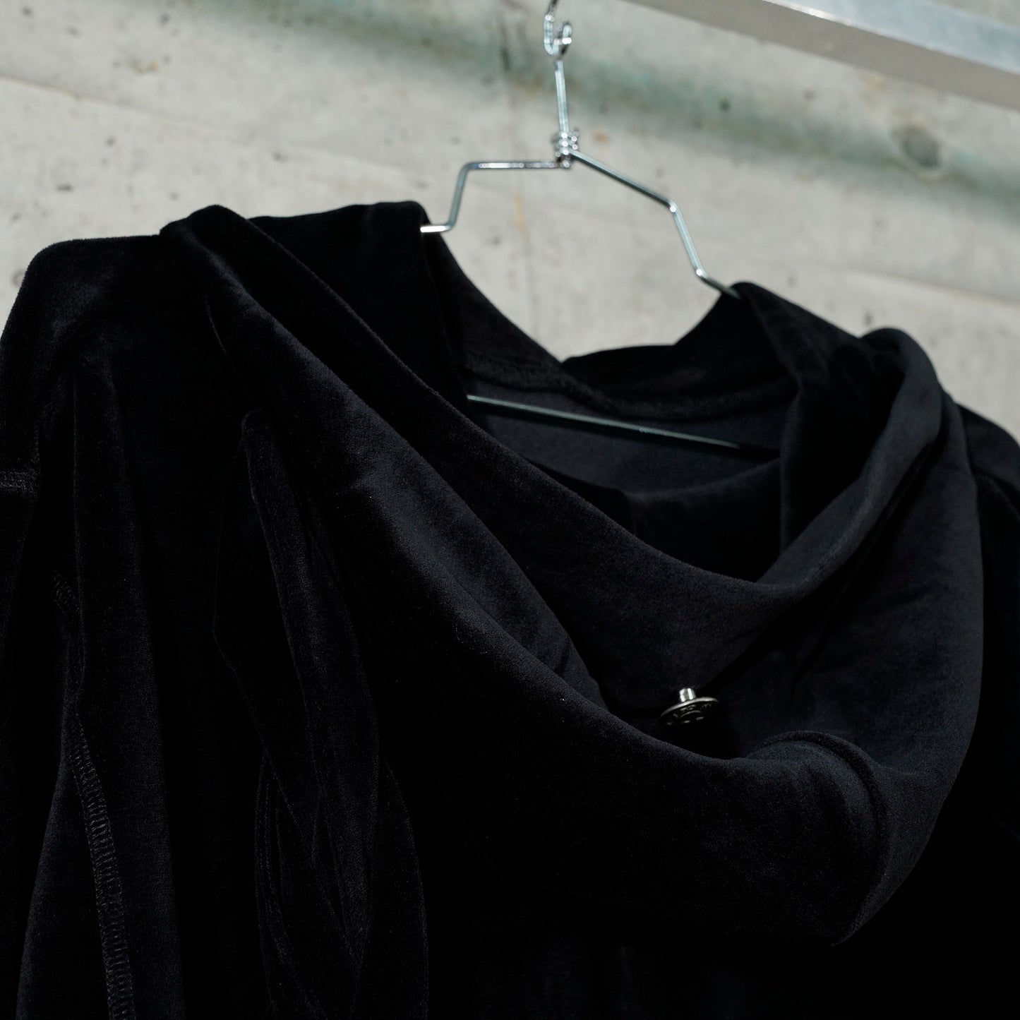 VELOUR LIVING HOODIE / BLACK PIGTAILS