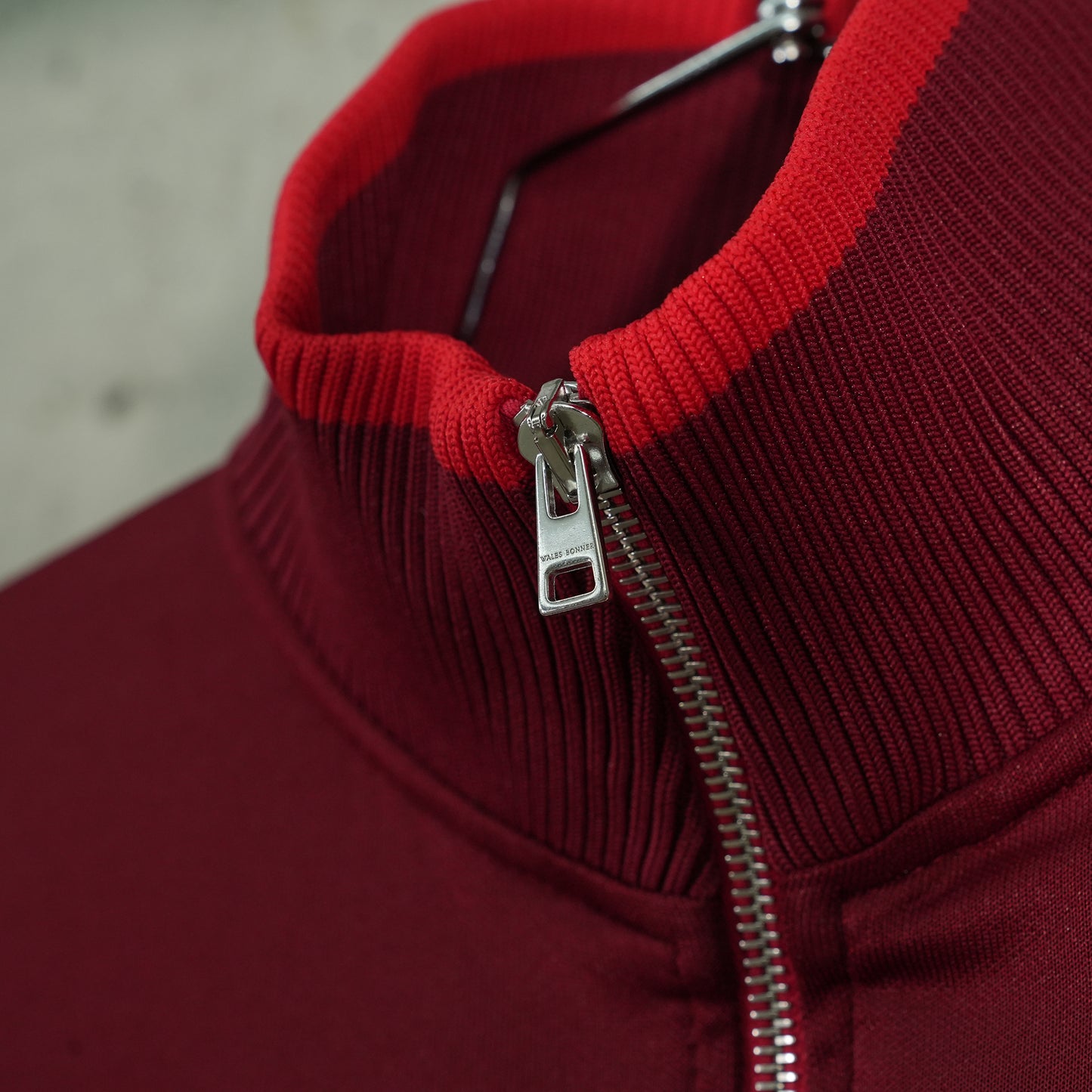 ESSENCE TRACK TOP / BURGUNDY RED