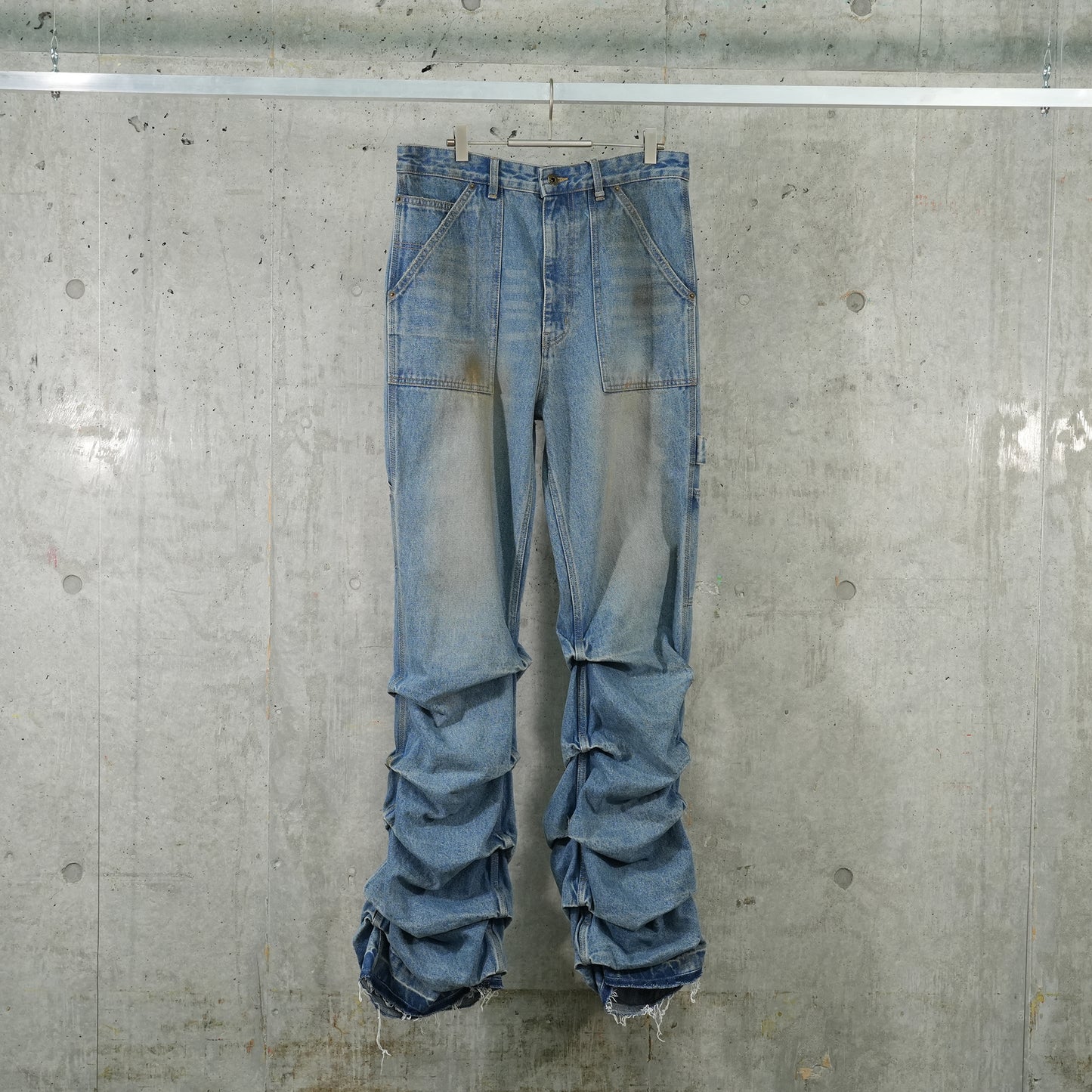 WASHED AND WRINKLED DENIM PANTS / BLUE