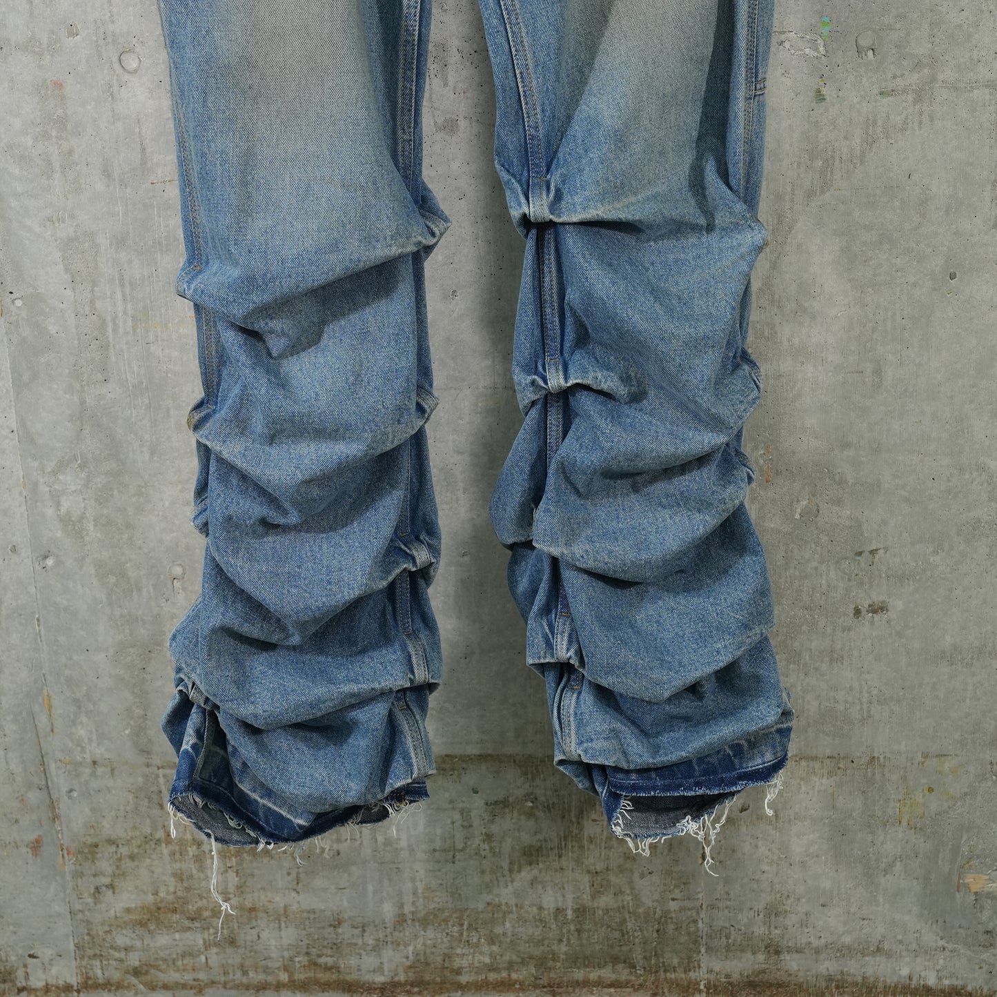 WASHED AND WRINKLED DENIM PANTS / BLUE