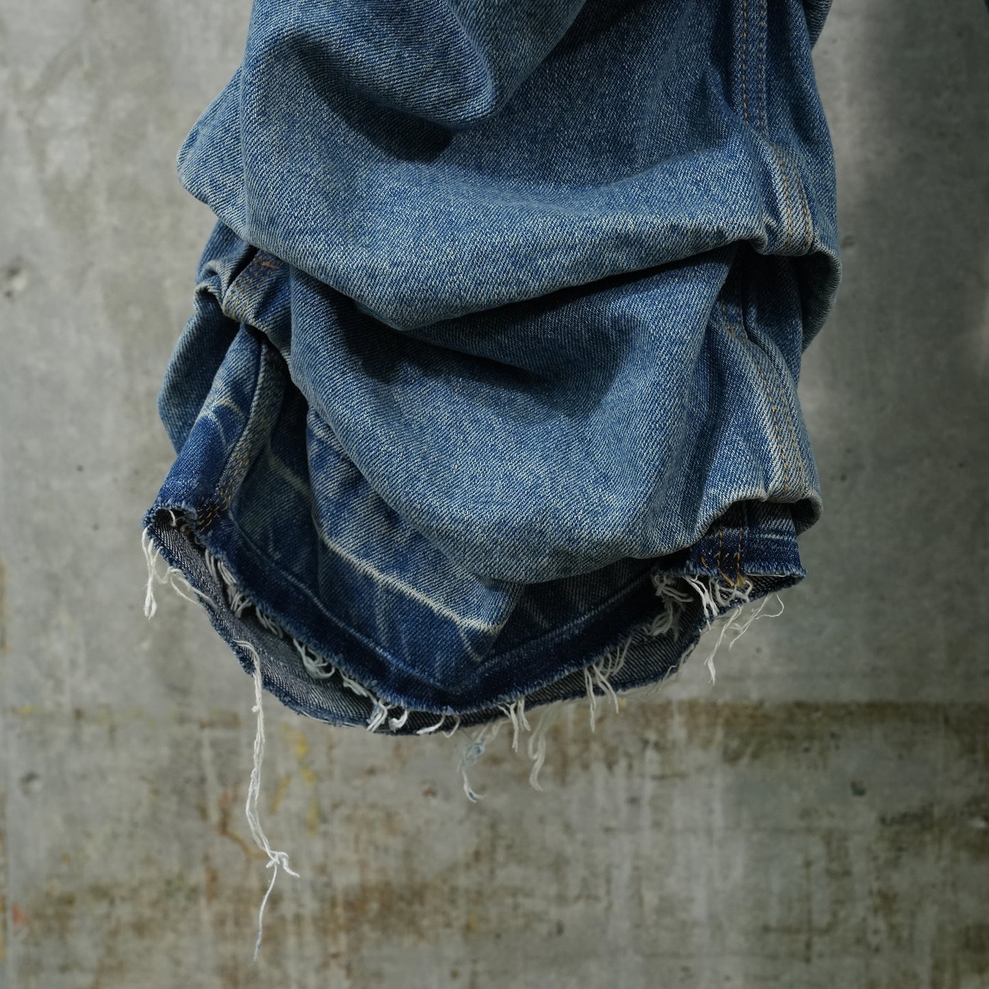 WASHED AND WRINKLED DENIM PANTS / BLUE