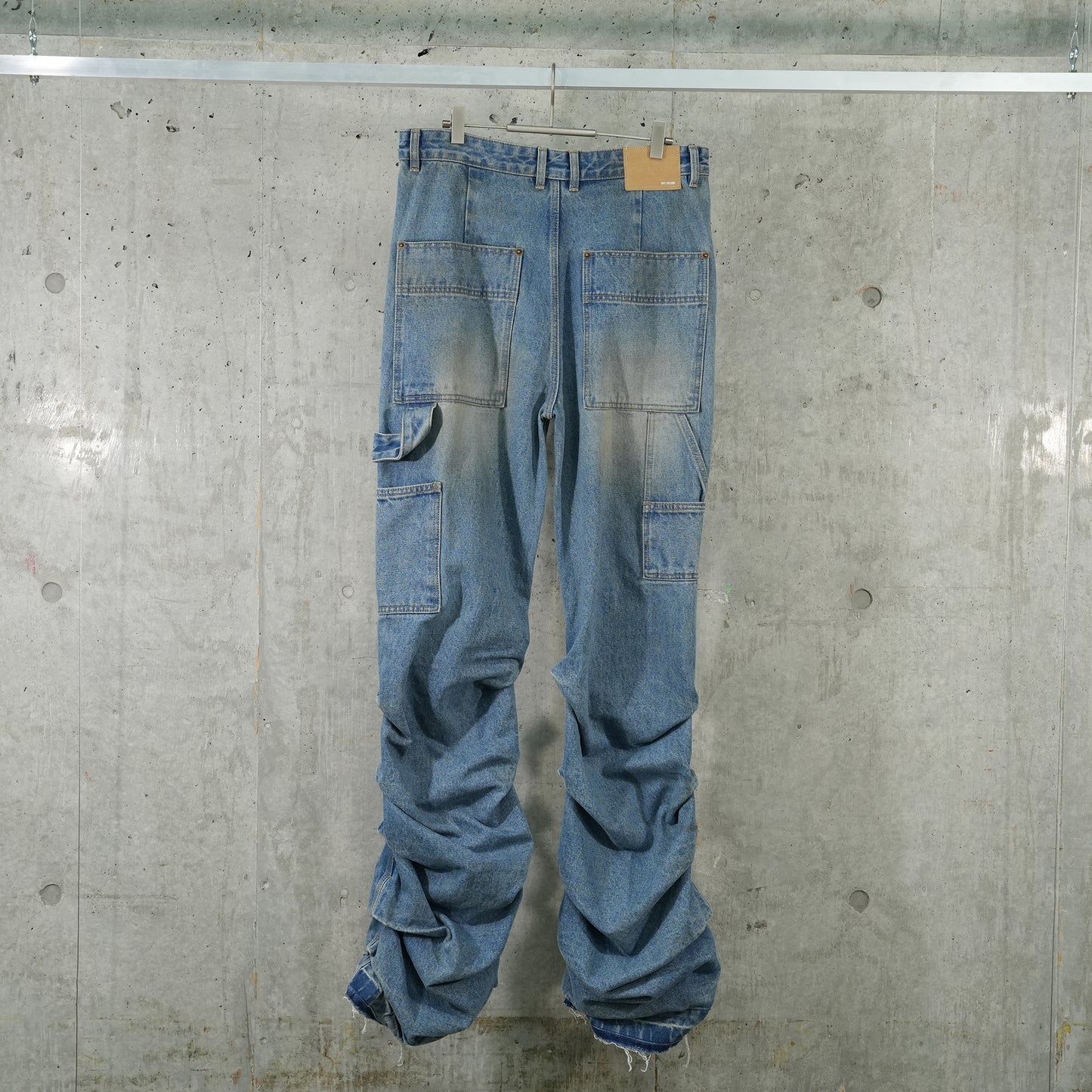 WASHED AND WRINKLED DENIM PANTS / BLUE