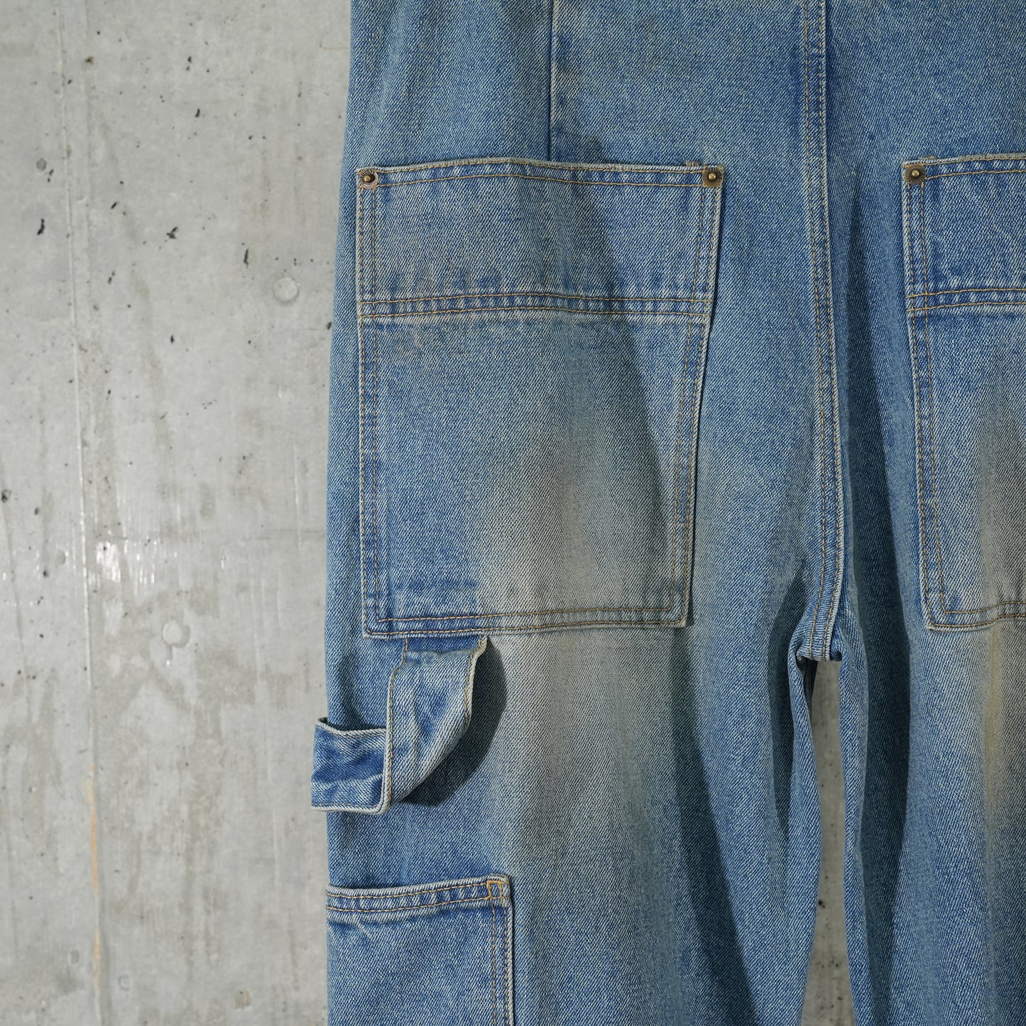 WASHED AND WRINKLED DENIM PANTS / BLUE