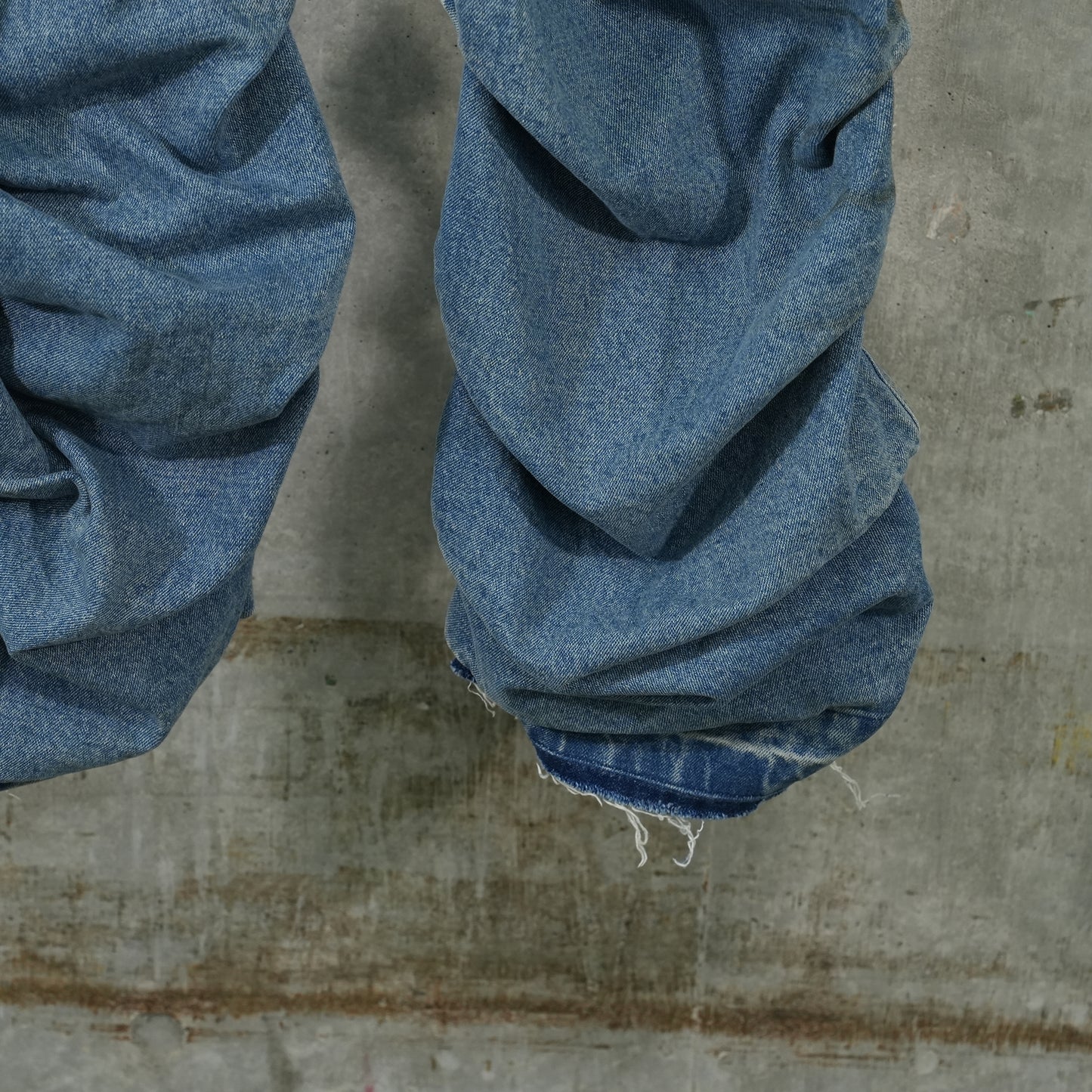 WASHED AND WRINKLED DENIM PANTS / BLUE