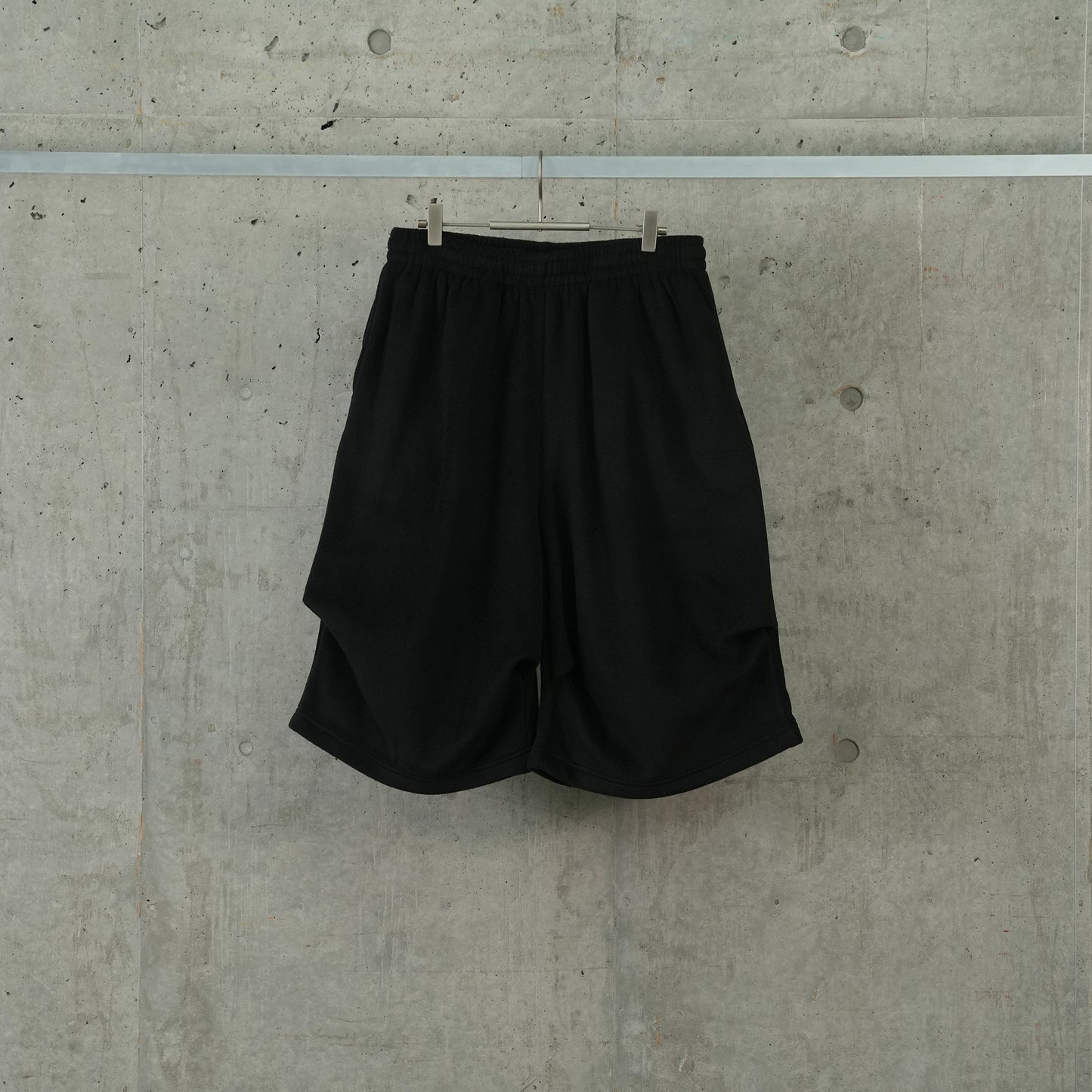 TUCK-DETAIL BANDING SHORT PANTS / BLACK