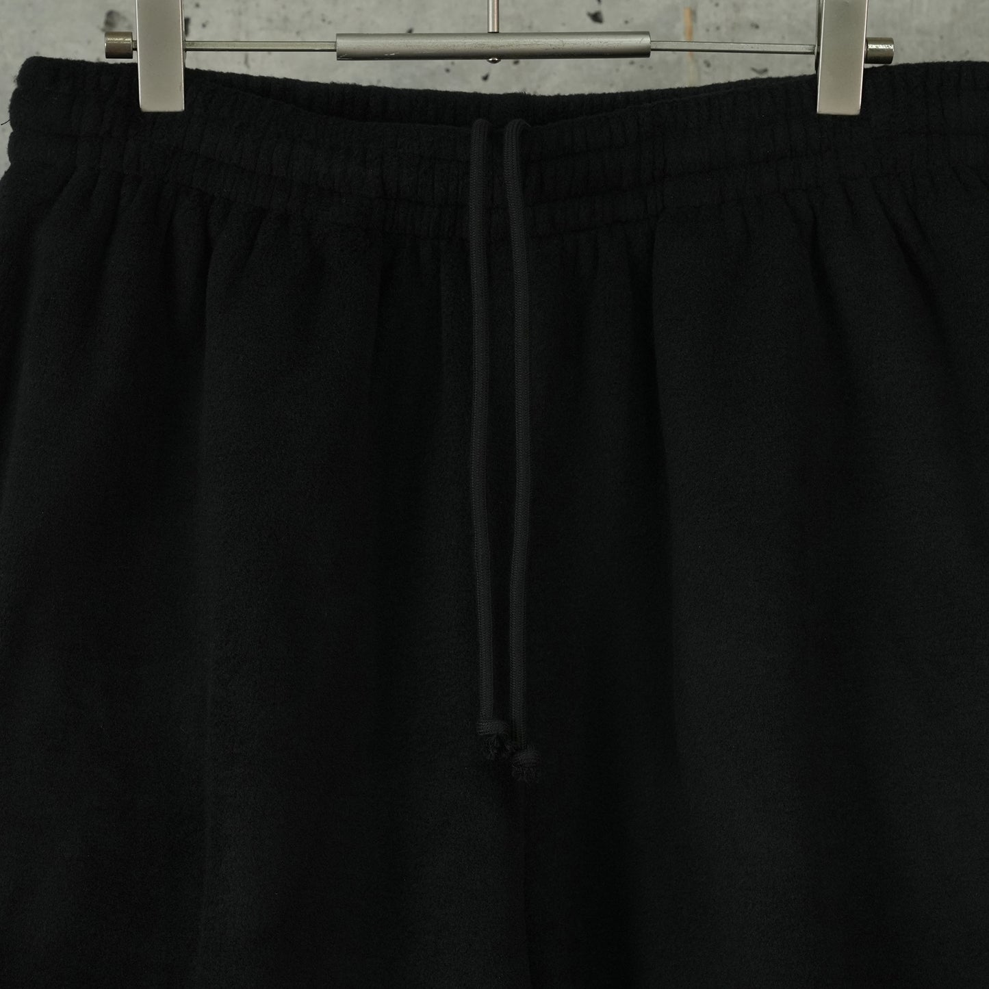 TUCK-DETAIL BANDING SHORT PANTS / BLACK